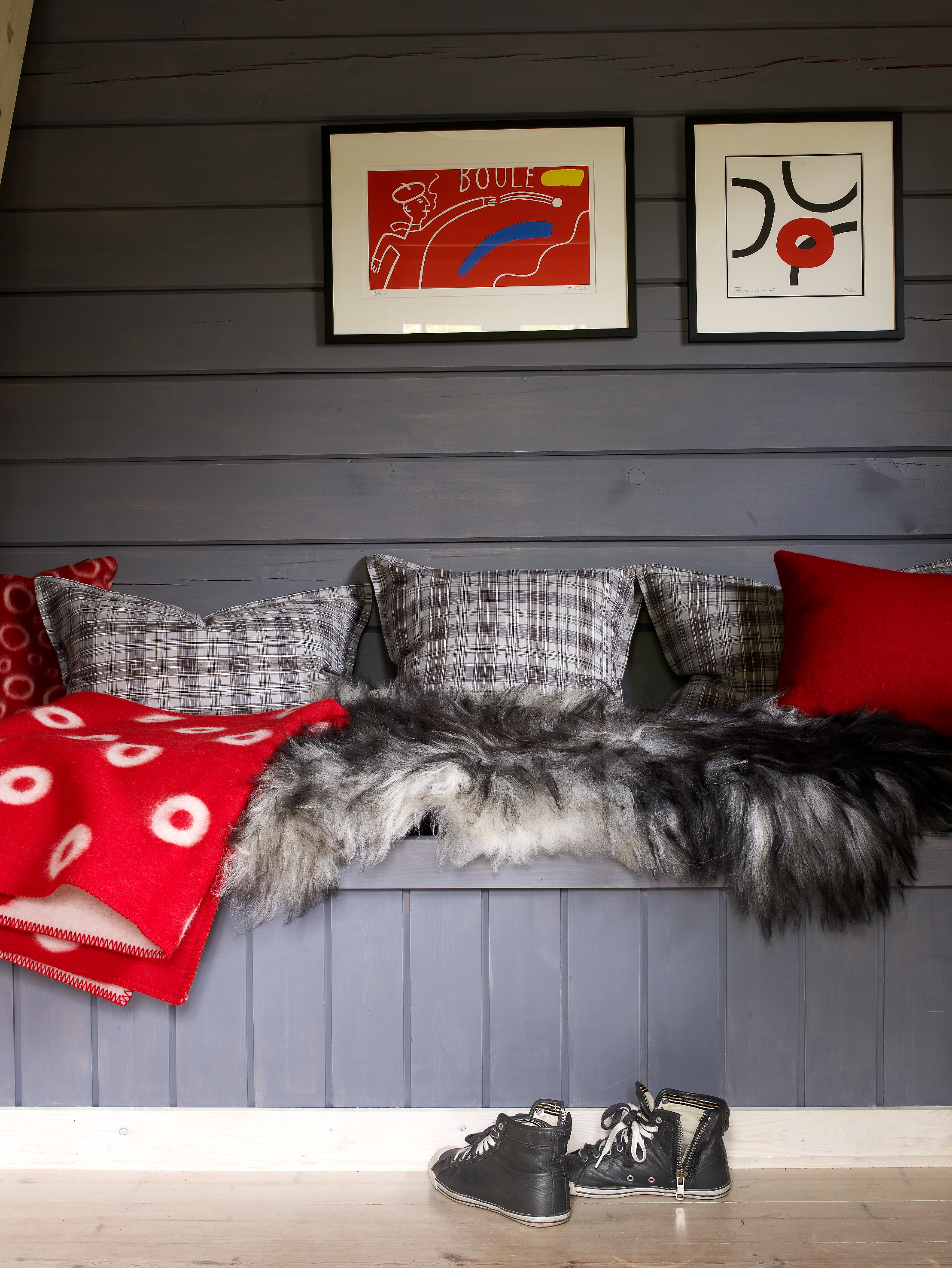 Seng- og sittebenken er kledd med stående panel som bryter linjene til veggpanelet, og dette gir en tøff effekt. Beis og farge er de samme som på veggene. 