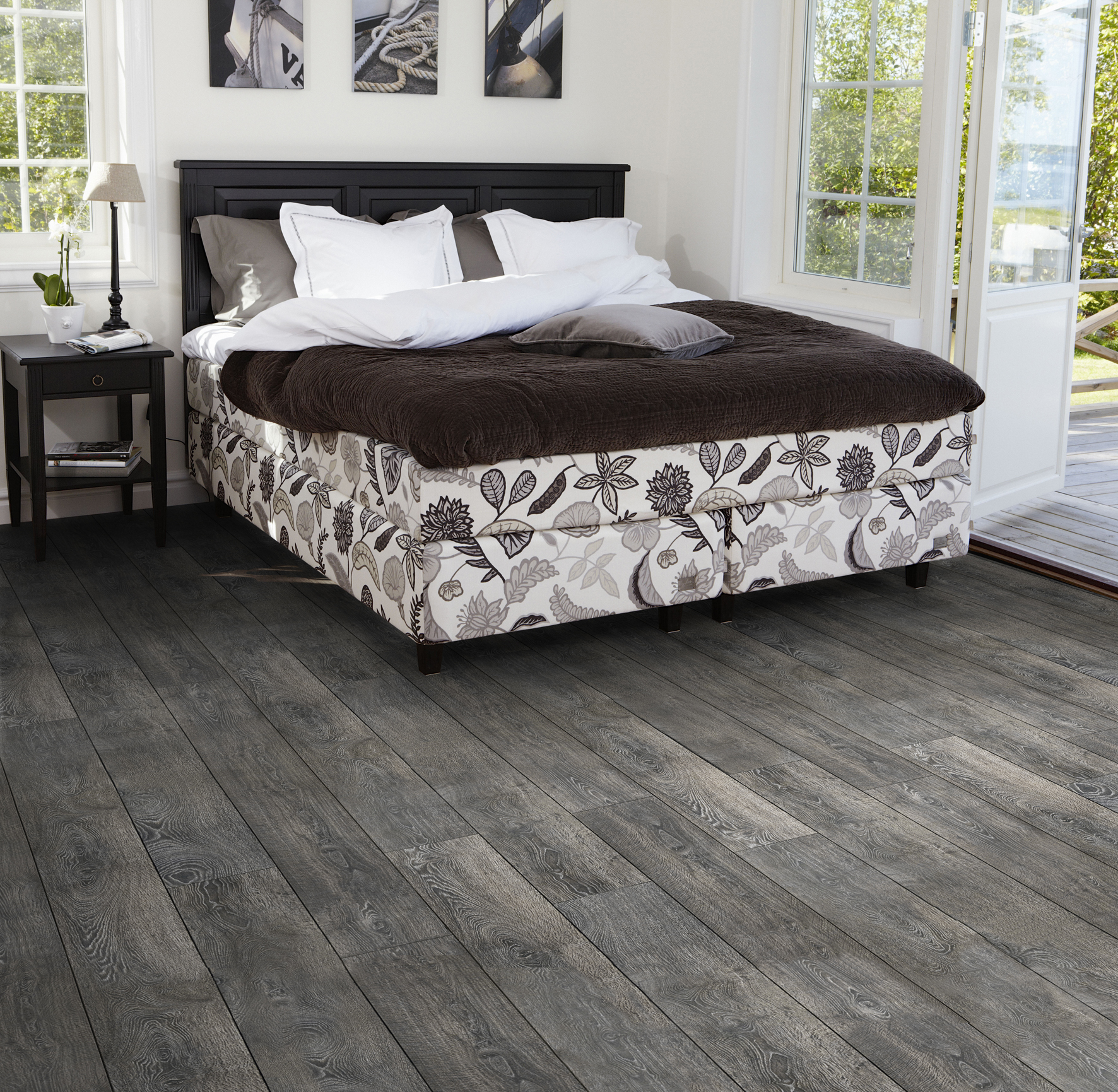 Laminatgulv kan oppleves som svalere i overflaten enn et parkettgulv. Foto: Alfort & Cronholm