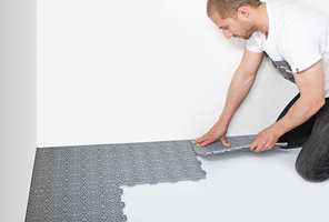 <b>LETT Å LEGGE:</b> Plastflisene fra Bergo Flooring er enkle på legge. Det er bare på klemme flisene i hverandre. 