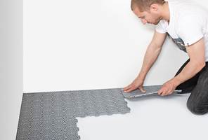 <b>LETT Å LEGGE:</b> Plastflisene fra Bergo Flooring er enkle på legge. Det er bare på klemme flisene i hverandre. 