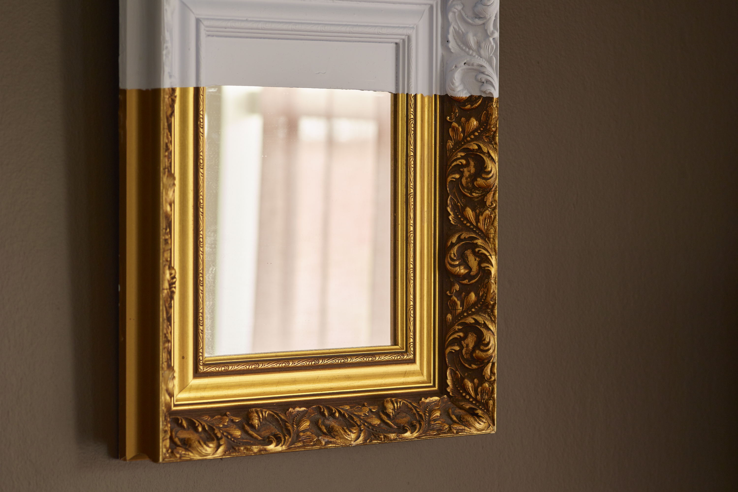 Årets farge 2024 er mørk, mystisk og brun