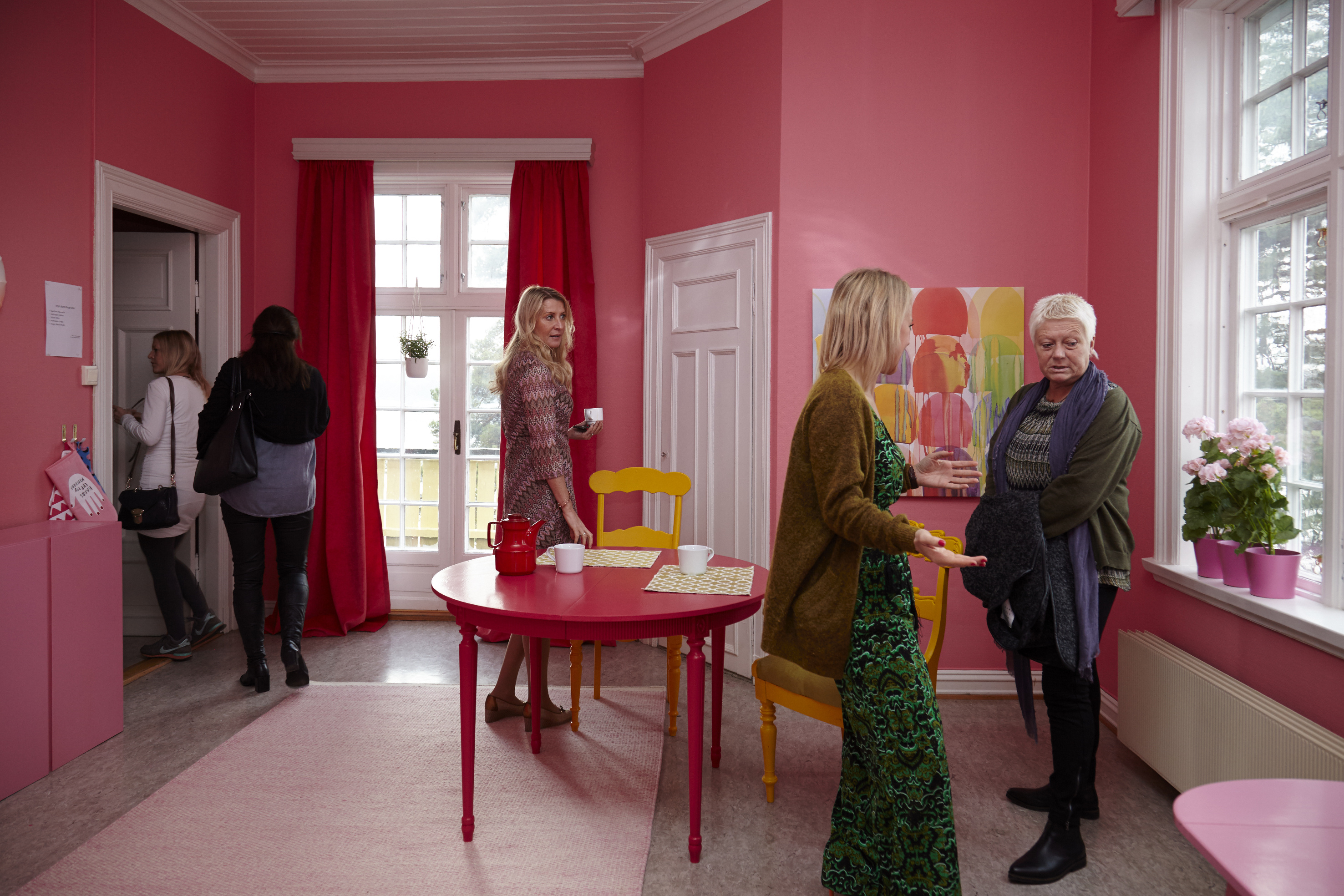 Fryd er navnet på en livlige fargepalett  fra Fargerike - en vandring gjennom rommet er et skikkelig energiboost. Her brukes gult som en god motspiller til rosa.