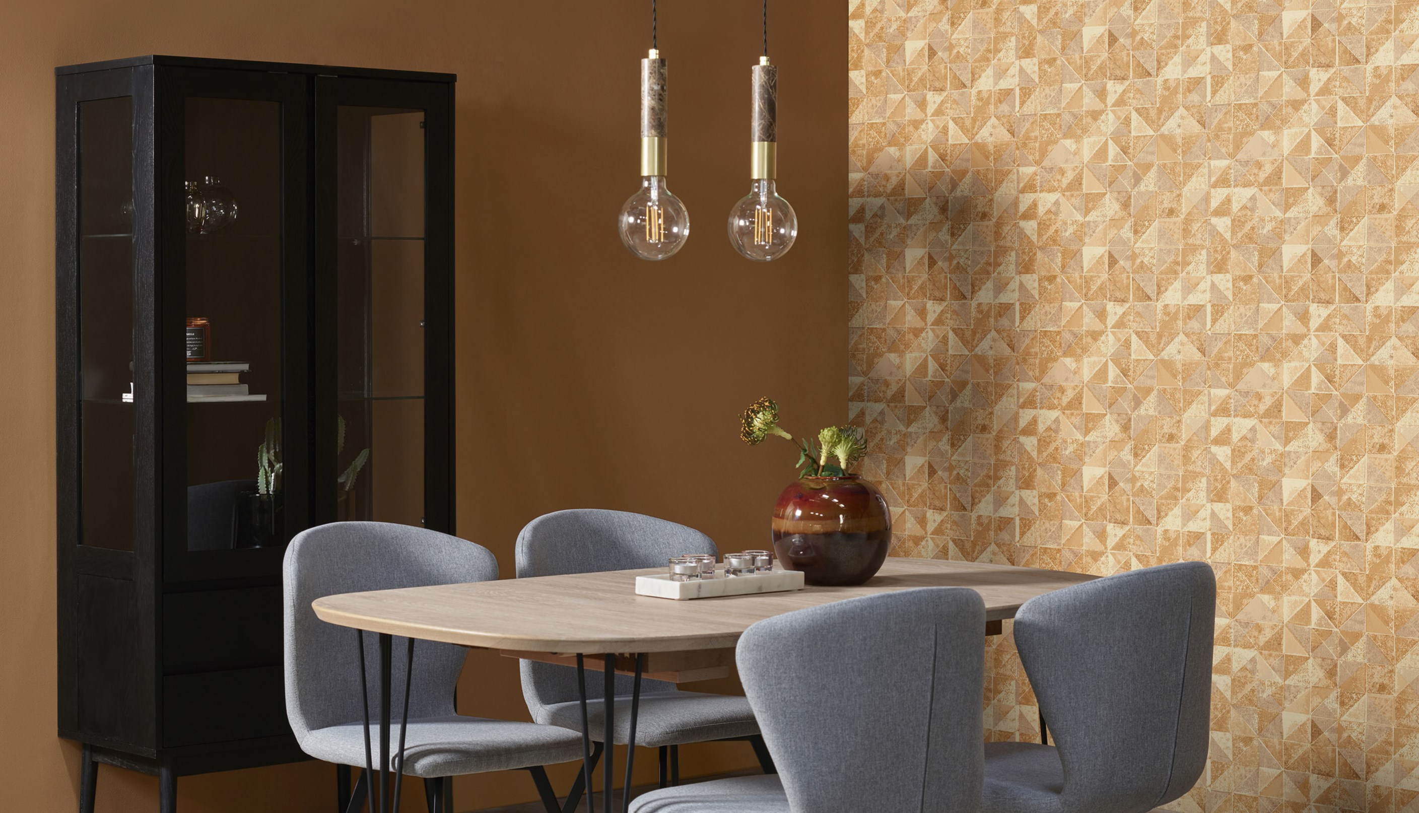 Årets farger og tapet i fin match