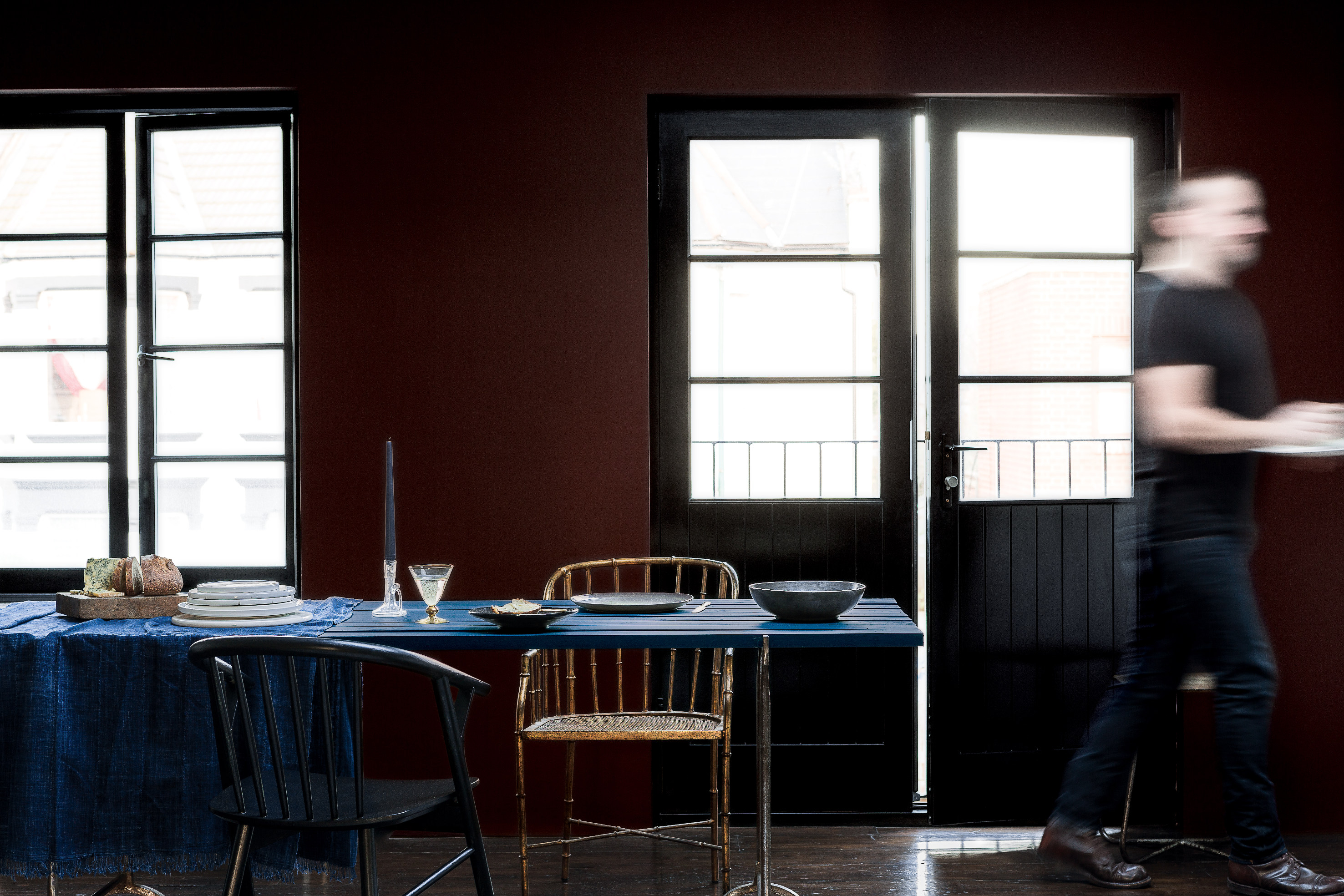 Dype sortaktige farger ton-i-ton uten innslag av sterke kontraster er vesentlig for helheten. Farger fra Nordsjö.