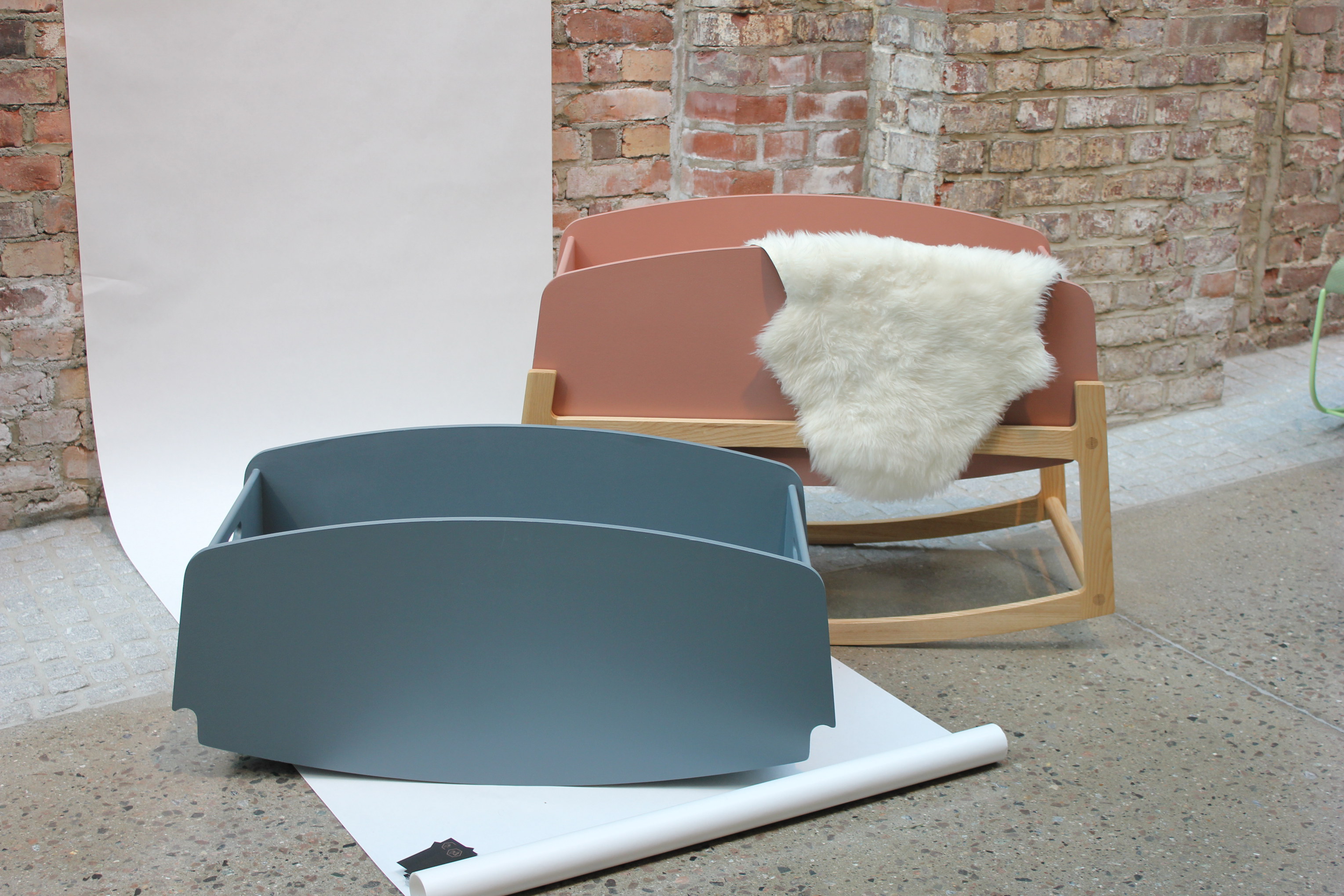 Arv, en todelt vugge. Uten understell kan den leve videre med større barn, til lek eller til oppbevaring av leker. Design Hanne Kari Ravndal og Mikael Pedersen. 