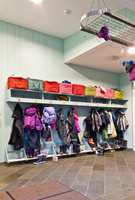 <b>ROLIG:</b> Garderober i barnehager preges normalt av fargerike klær. Det gjør at behovet for mye farger på vegger er mindre. Her roes miljøet ned ved at hyller er malt i samme farge som veggen og gulvlisten i en farge som stemmer med gulvet.