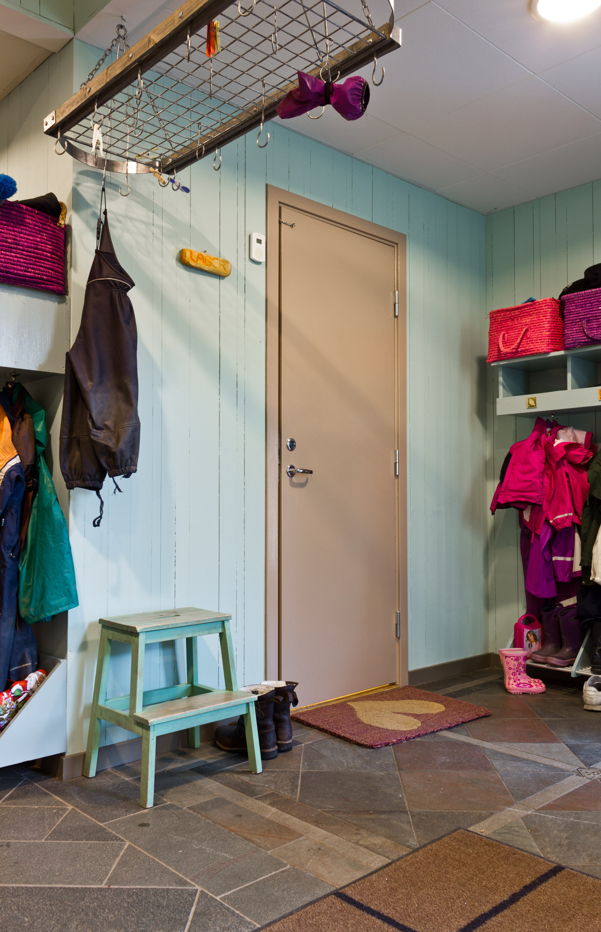 LETT: – Fargene gir et preg av lyst og lett, ikke så alvorstungt. Jeg har valgt dem med hensyn til både rommets funksjon og brukere, og tatt hensyn til omgivelsene med den rosa granitten, sier Sidsel Hovland.