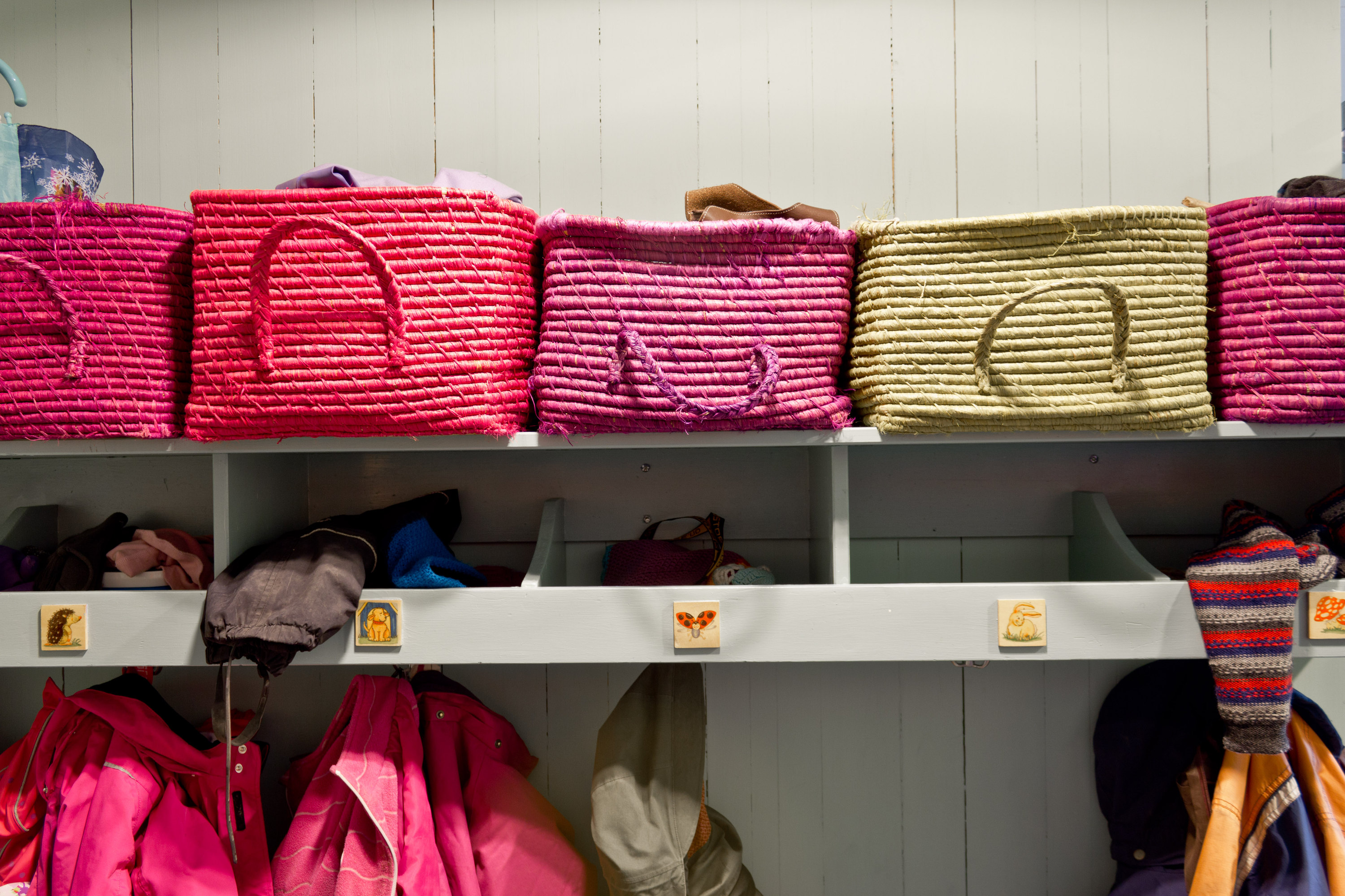 HENGER SAMMEN: Ved fargesettingen tok Sidsel Hovland også hensyn til det som er utenfor vinduet og som er med på å prege interiøret.