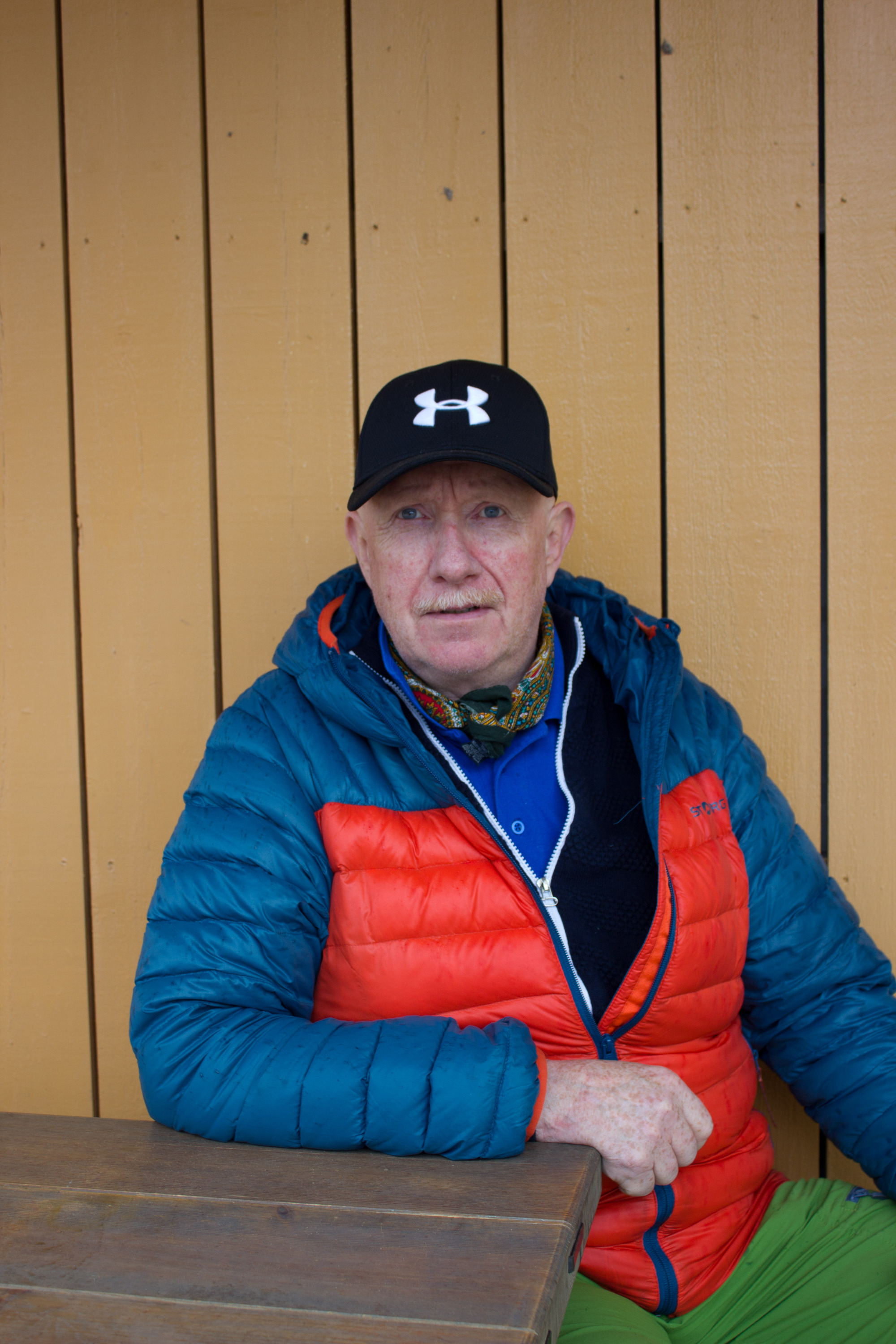 MILJØMALER: – Malingene er rene naturmalinger, og brekkes etter et eget system som bygger på nesten utelukkende naturlige pigmenter, sier Johnny Spangen.