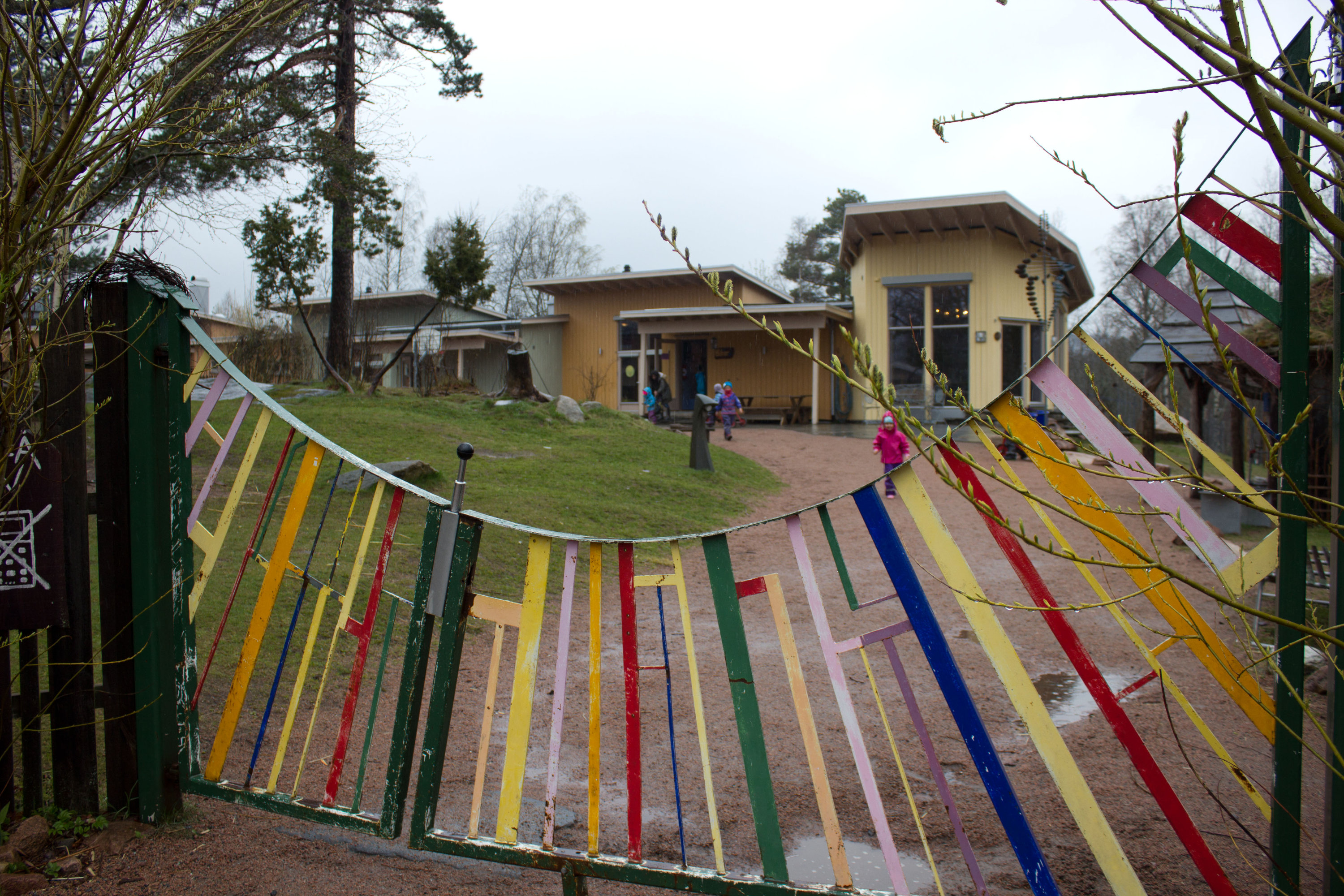BOLTREPLASS: Barnehagens fire avdelinger pluss en familiebarnehage deler på store utearealer med boltringsplass, gressplener og skog. Her er også både bålplass, hønsehus og kjøkkenhage.