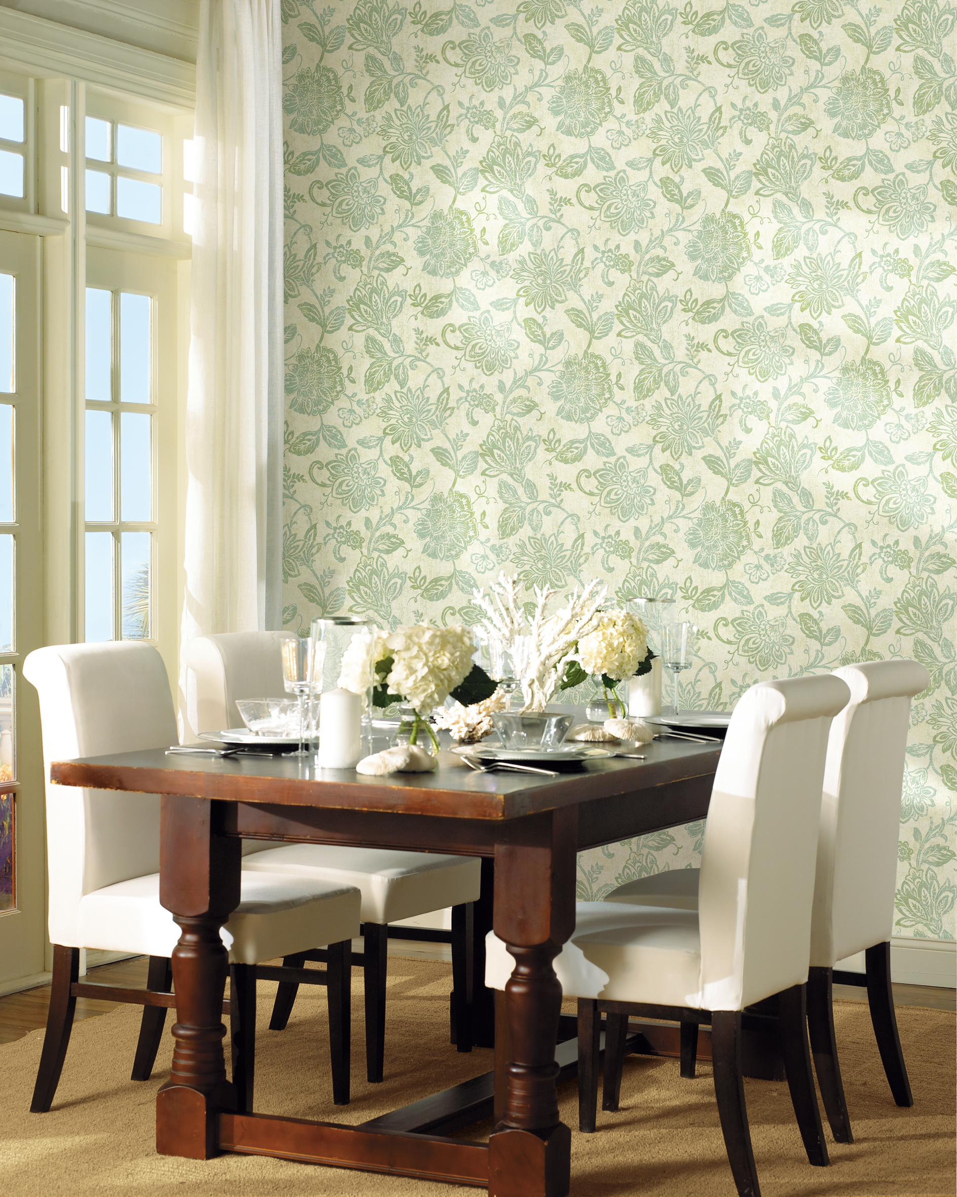 Vårlig og lett atmosfære med blomstermotiv på lys bunn. Tapet Atlantic/Astex