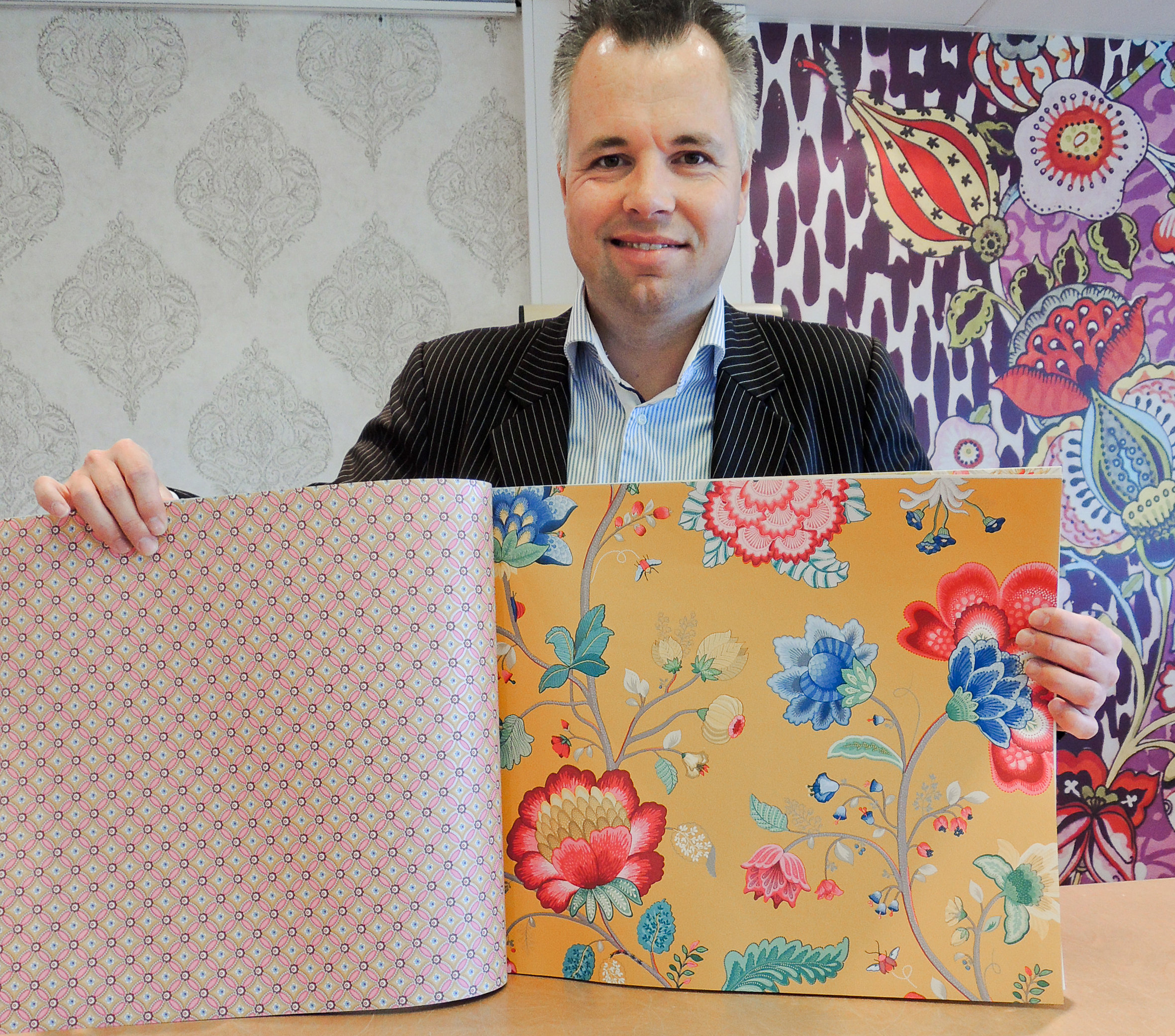 Lucien van Effelen viser frem Eijffingers og Pip Studios nye tapetbok.