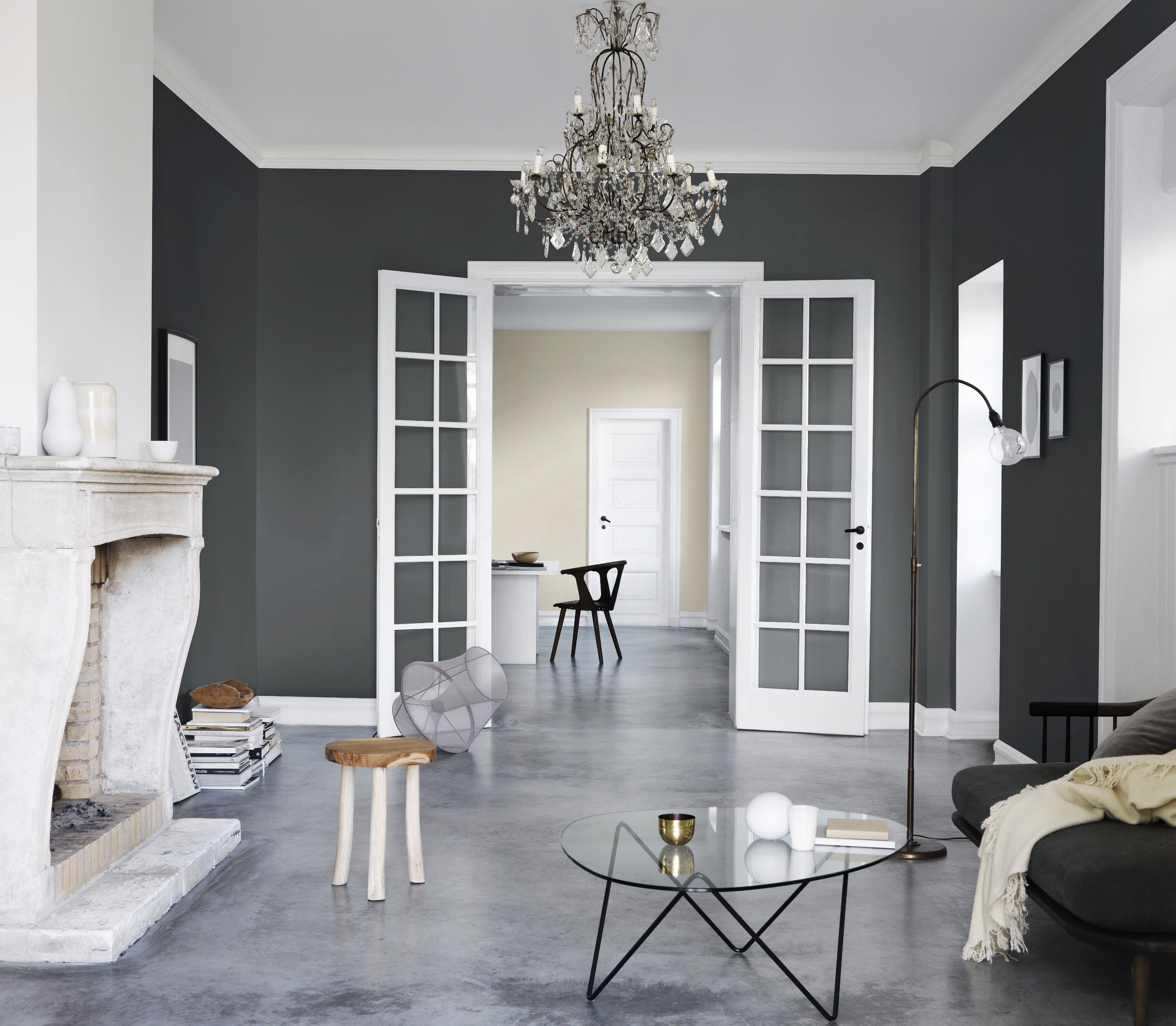 Her er det et samspill mellom varmt og kaldt. En mørk tone på alle fire veggene samler rommet og får det lyse taket til å løfte seg.