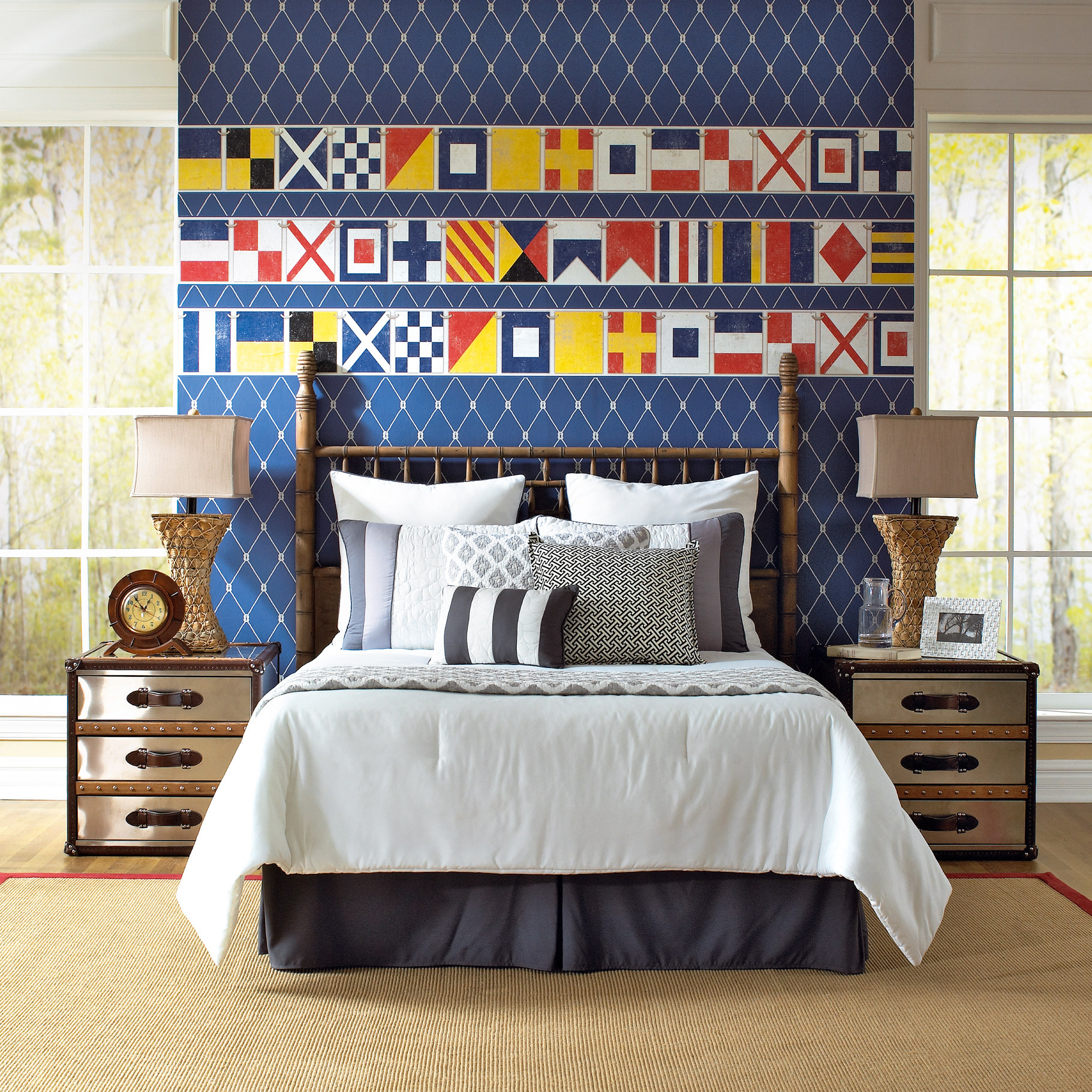 Soverommet er virkelig stedet for å la personligheten skinne gjennom. Sats på dine egne favorittfarger, og stol på dine egne preferanser. Her er det tapetsert med Atlantic fra Eijffinger/Astex.