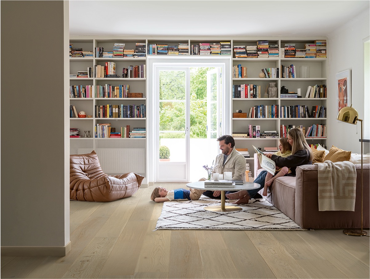 Småbarnesfamilie sitter i stuen.