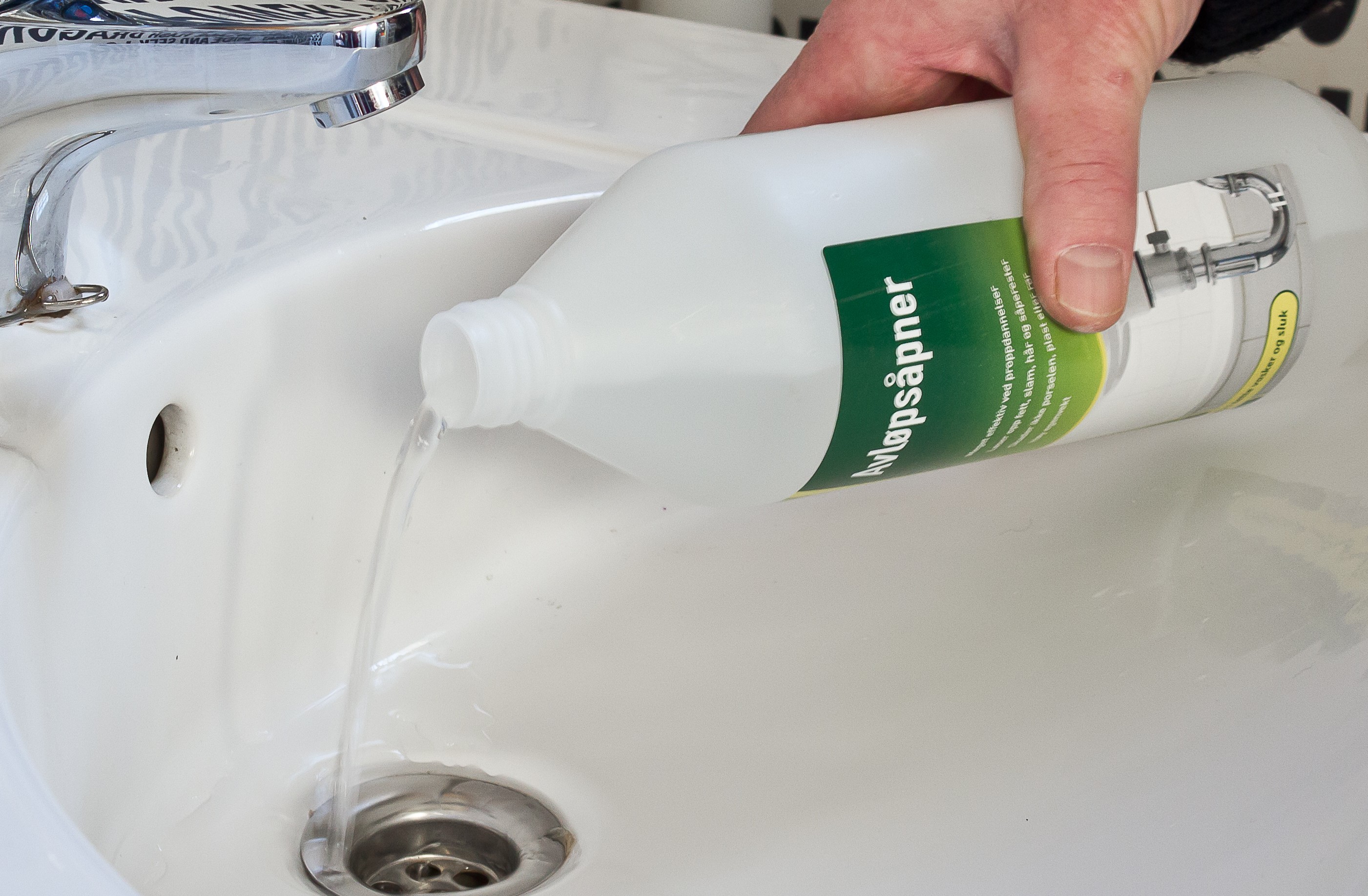 R&oslash;r og sluk holdes &aring;pne med midler som ikke skader r&oslash;rene, men l&oslash;ser opp h&aring;r, smuss og fett, samt fjerner vond lukt.