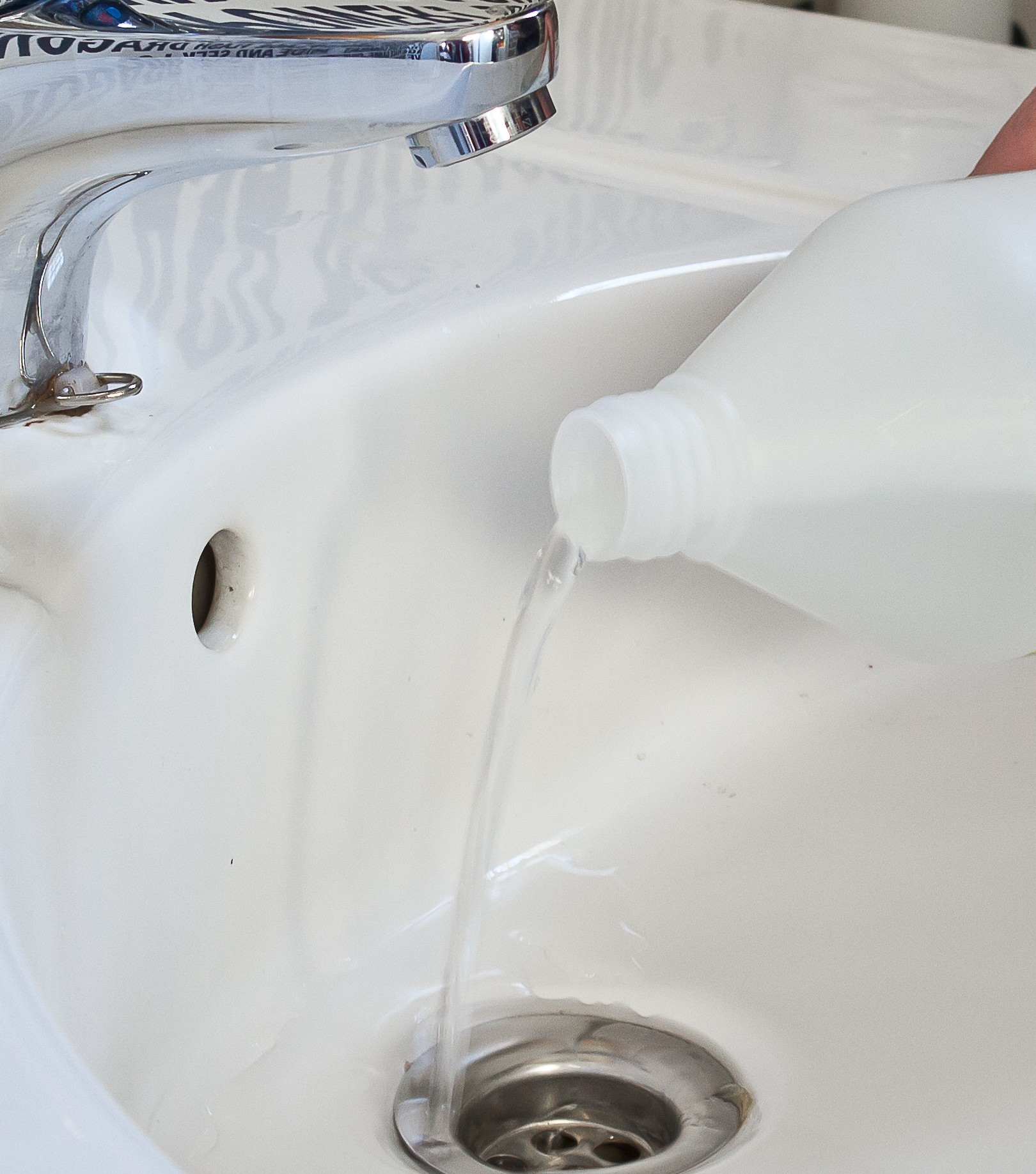 FOREBYGGENDE: Med preventive tiltak kan du unngå tette rør og vond lukt.