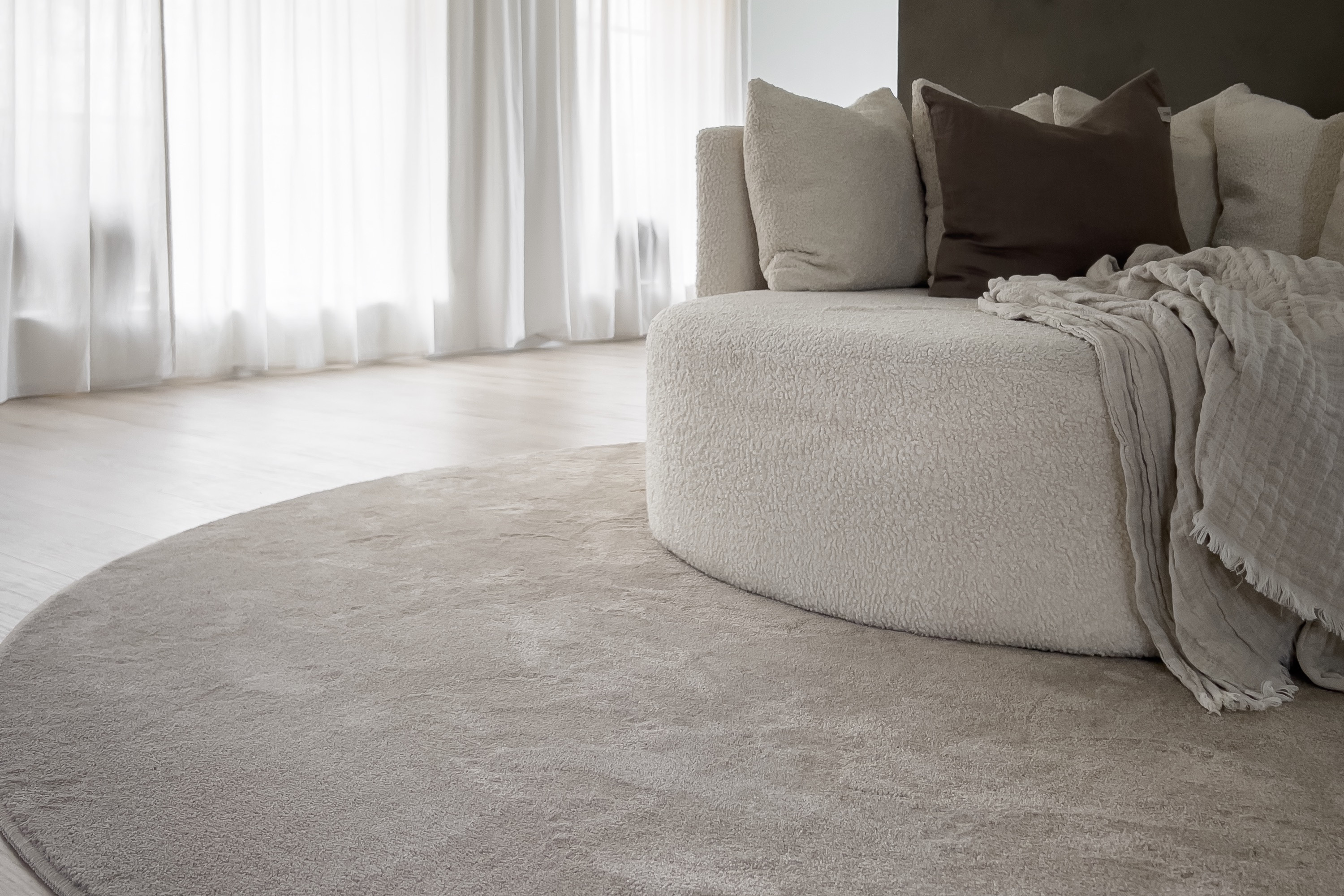 Fri form og fasong med avpasset teppe