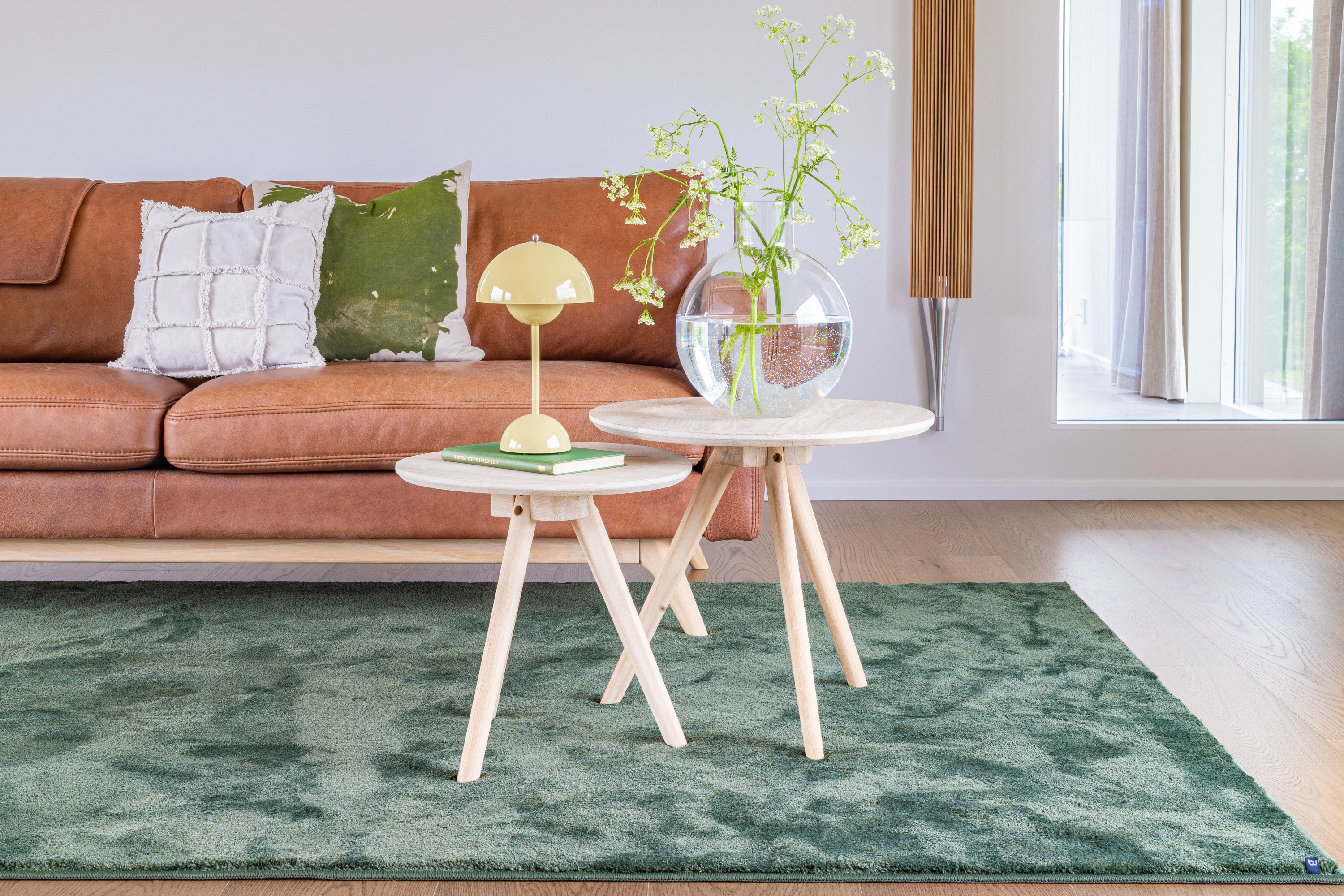 grønt teppe oransje sofa 