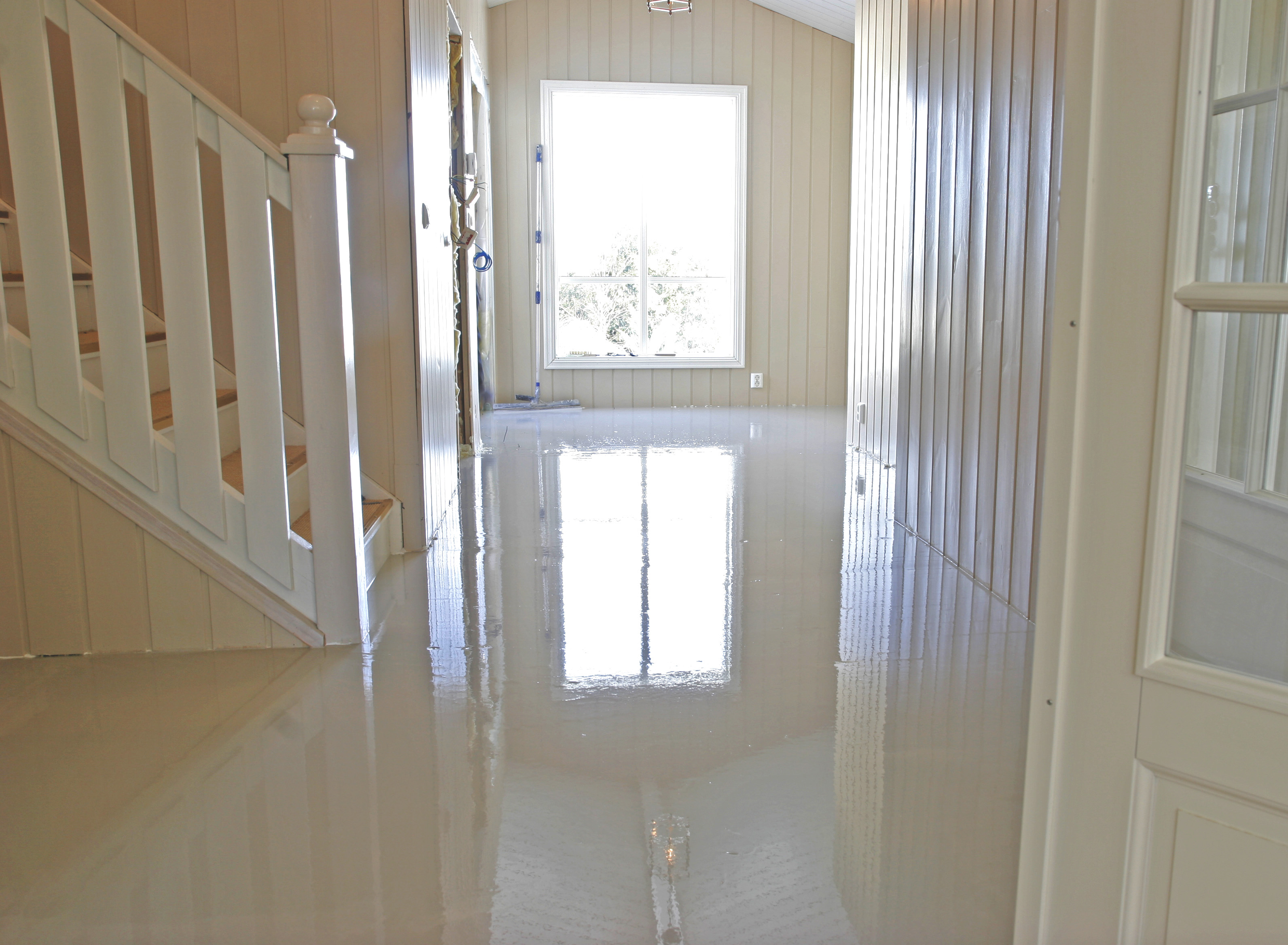 Fjerne avrettingsmasse fra tregulv