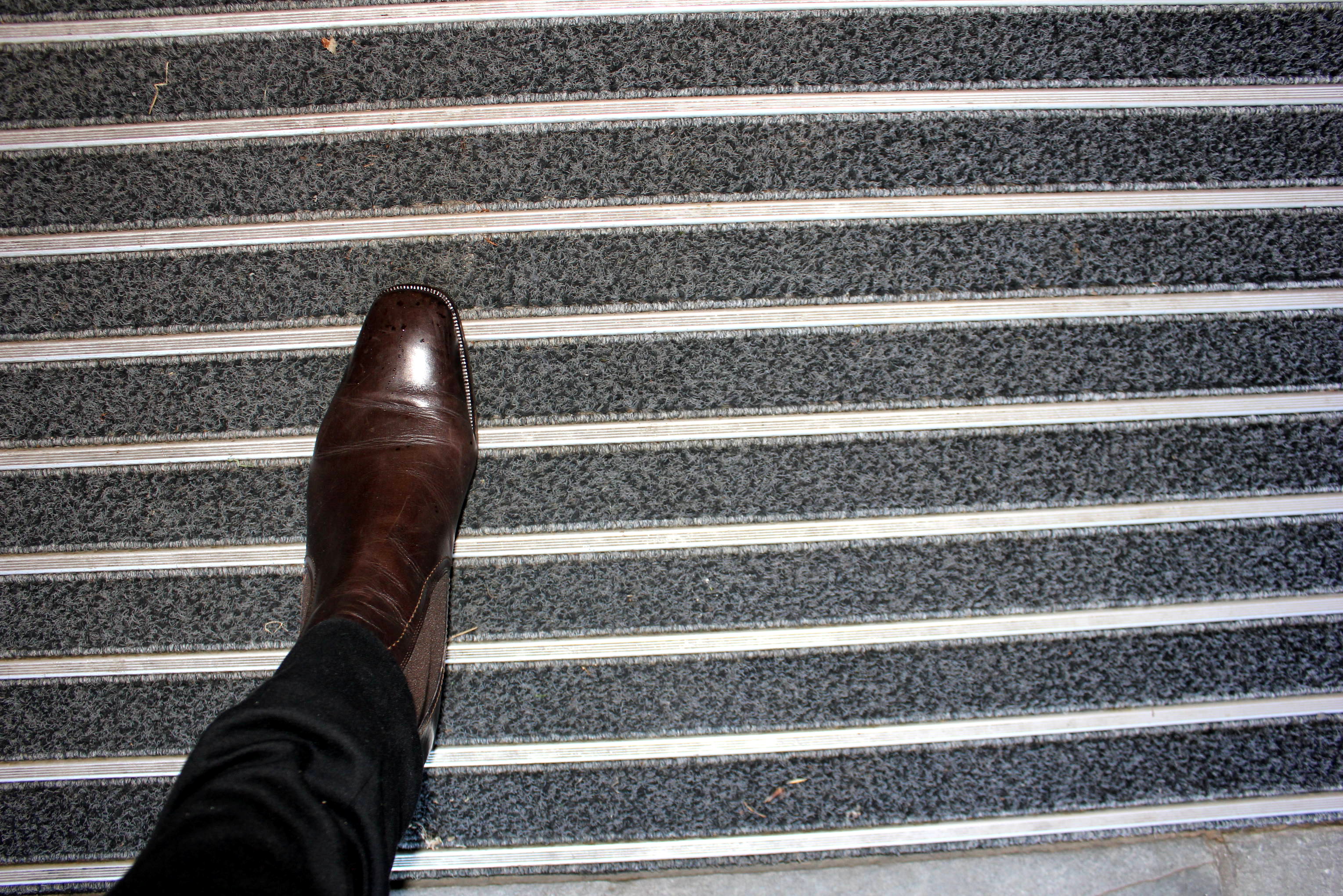 En god matte skal ligge stødig, trekke til seg fukt og fjerne søle fra skosålene.