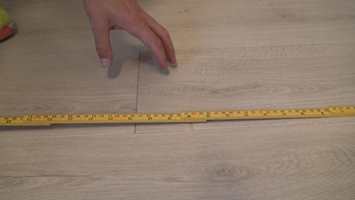 AVSTAND: Det er viktig å ha riktig avstand mellom skjøtene. Ingen laminatbord bør være under 30 centimeter, og det bør også være 30 centimeter mellom skjøtene. Det vil redusere muligheten for knirk.