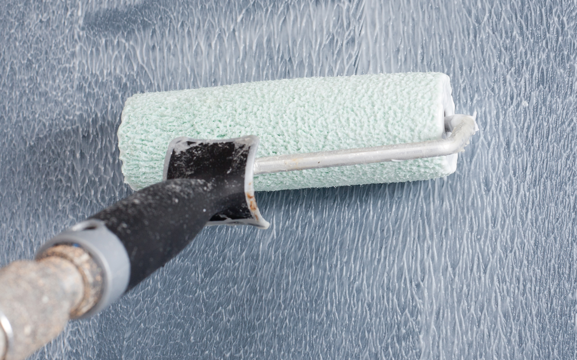 Tapetlimet løser opp grunningen?