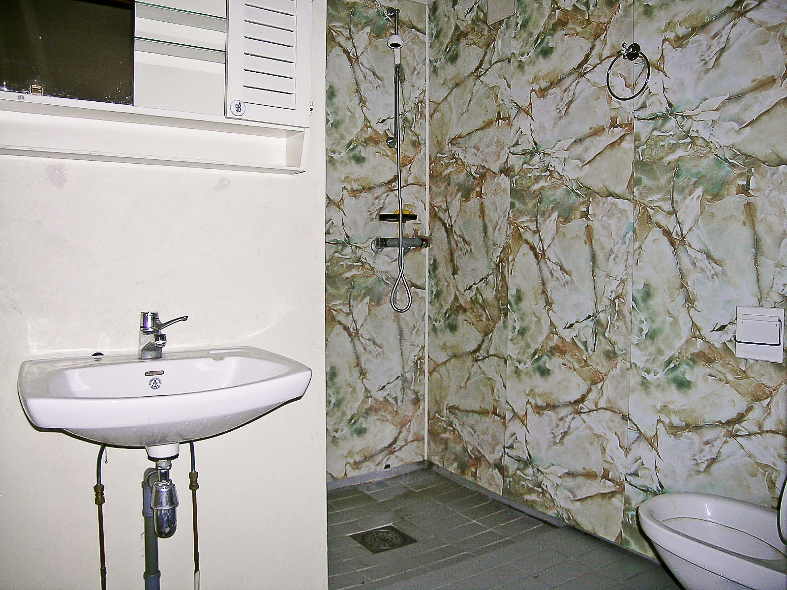 Kan vi male baderomsplatene?