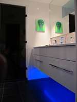 Dette baderommet har brukt blått lys for ekstra effekt.