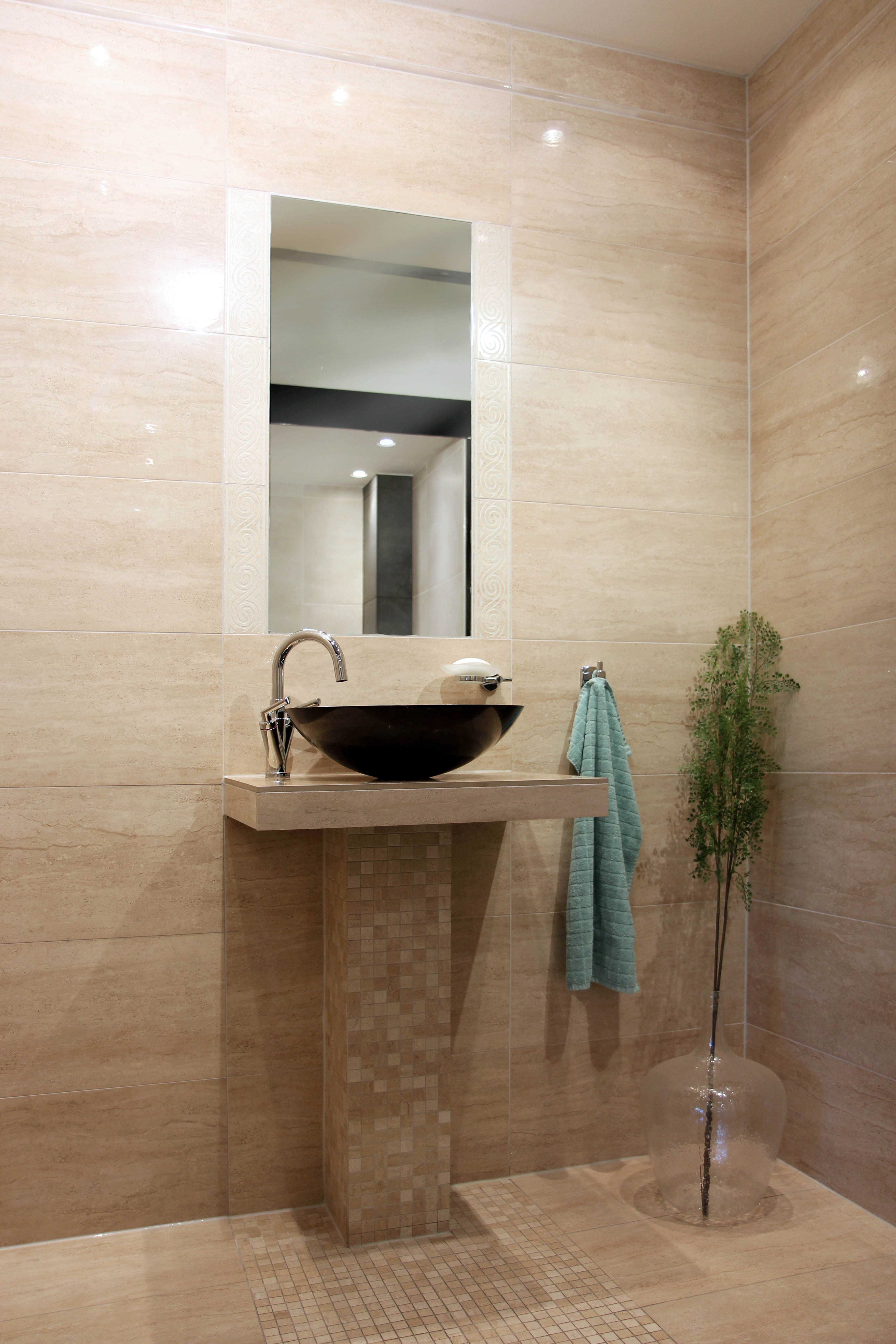 BADET: Det er ikke alltid smart og bore hull i veggen på badet. Med et monteringslim kan du feste det du trenger på veggene.  