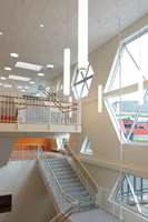 <b>SENTRALT:</b> De store hexagonale vinduene slipper inn mye lys, og trappen strekker seg fra kantineområdet i andre etasje og opp til femte hvor det lander i biblioteket. Her er det ingen mørke trappekroker, men god oversikt for både lærere og elever. Her kan man se og bli sett, vinke, leke og kommunisere.