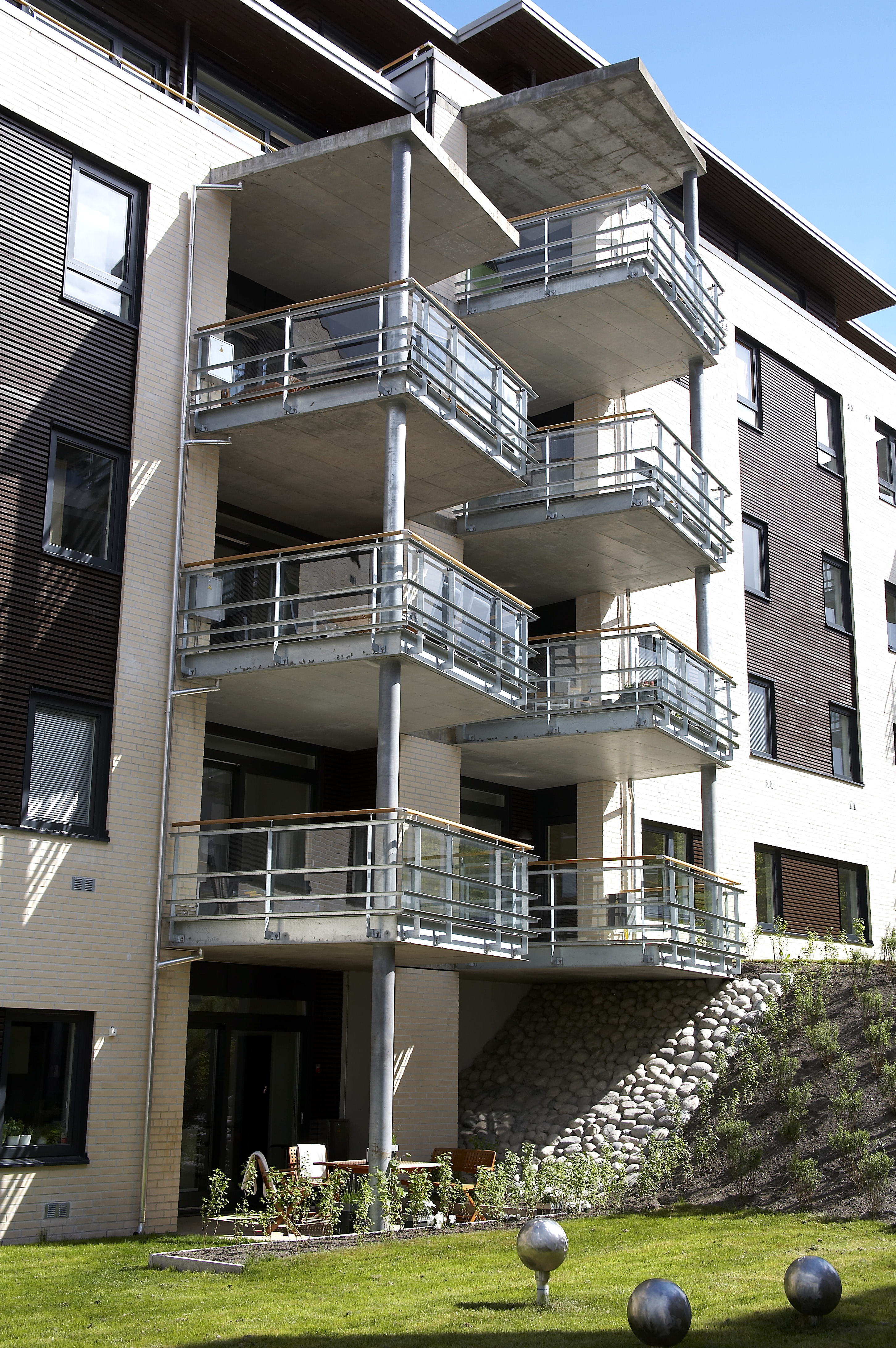 Male himling på balkong