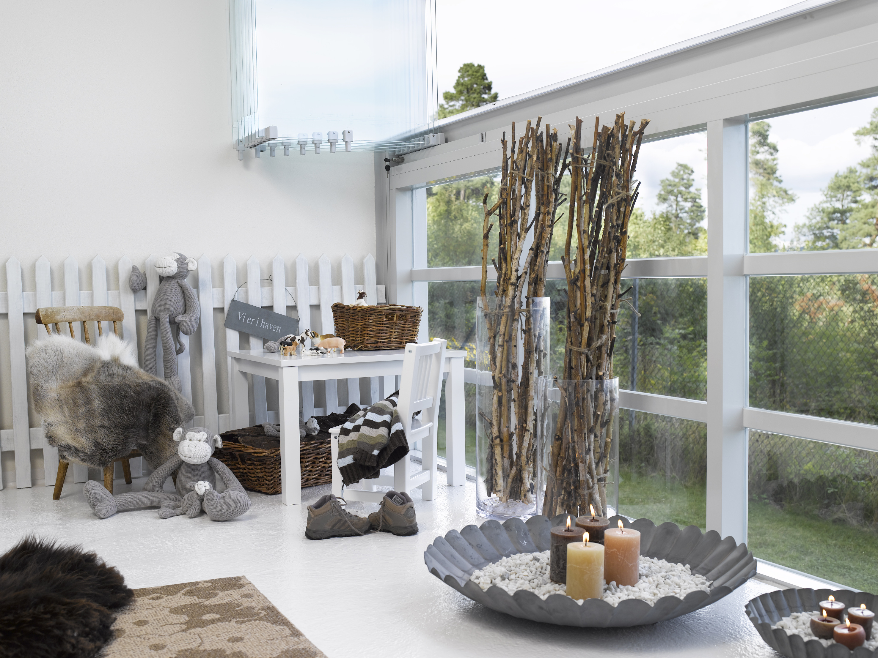 Møblene er de samme, det er detaljene som endres når sommeren er over. 