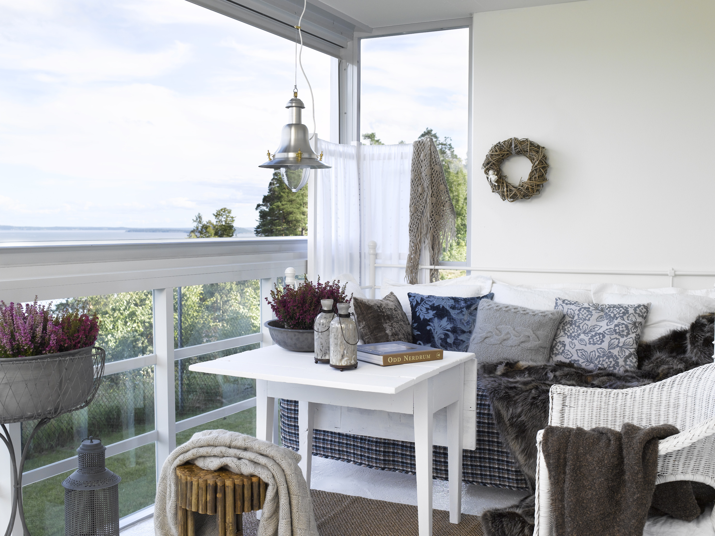 Vinter – puter, pledd og gulvteppe er i mørkere farger og lunere tekstiler. Rosene er byttet ut med høstlyng og en krans har inntatt plassen til bildet på veggen. 