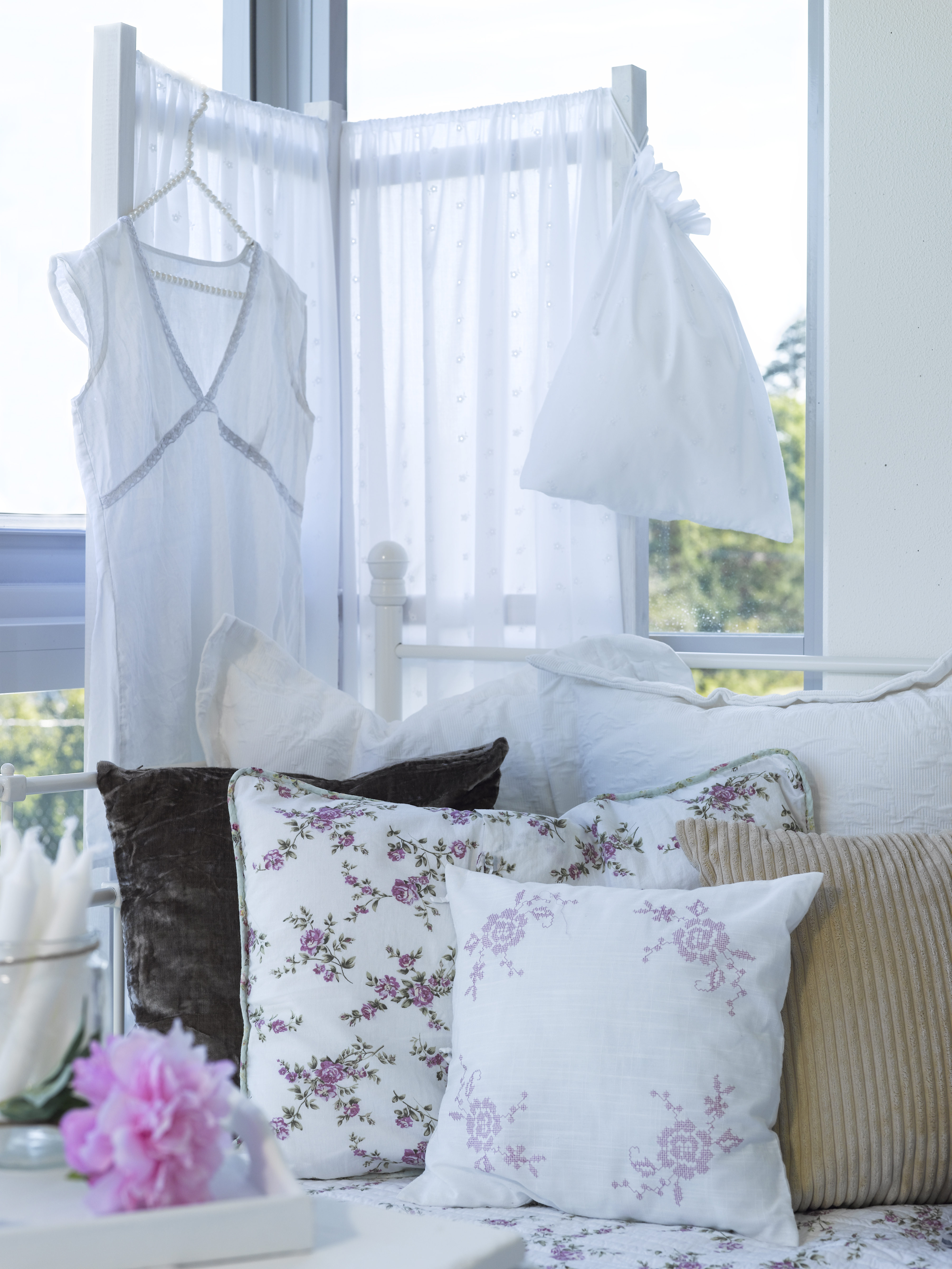 Solskjerm – et tynt, hvitt tekstil og en treramme sørger for å holde den varmeste delen av solen ute. 