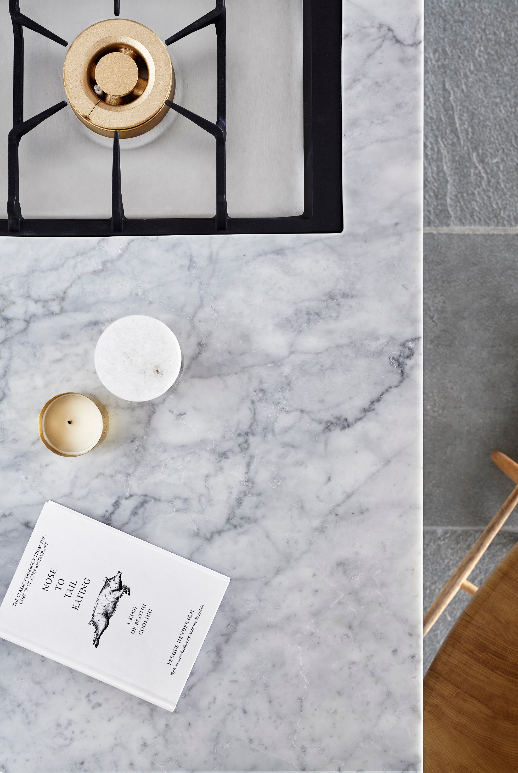 Ballingslöv har tatt frem ett kjøkken laget av eksklusiv Carrarra-marmor. 