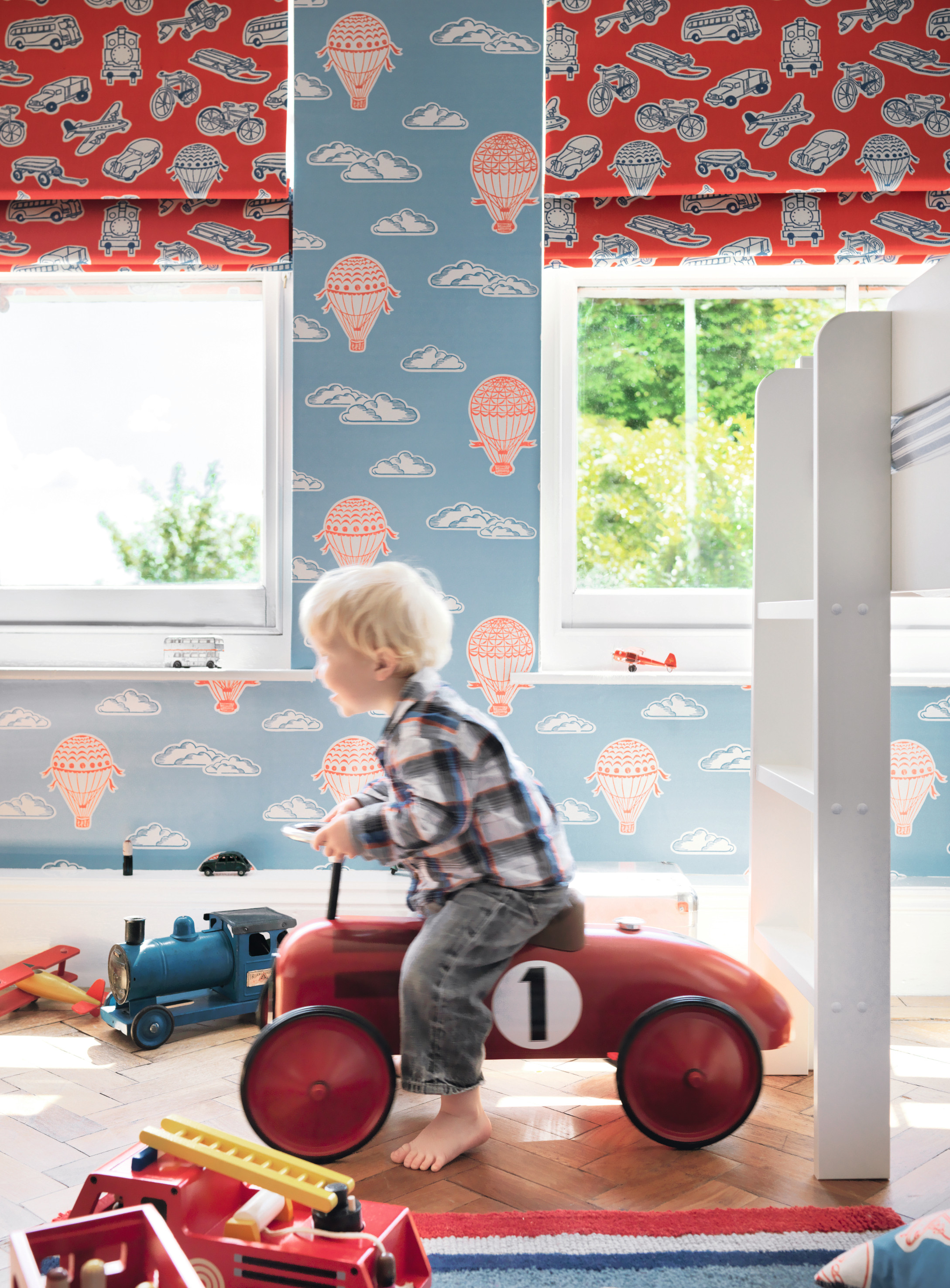 Husk at det er poden som skal bo på gutterommet, ikke mor! Tapet og tekstiler fra INTAG.