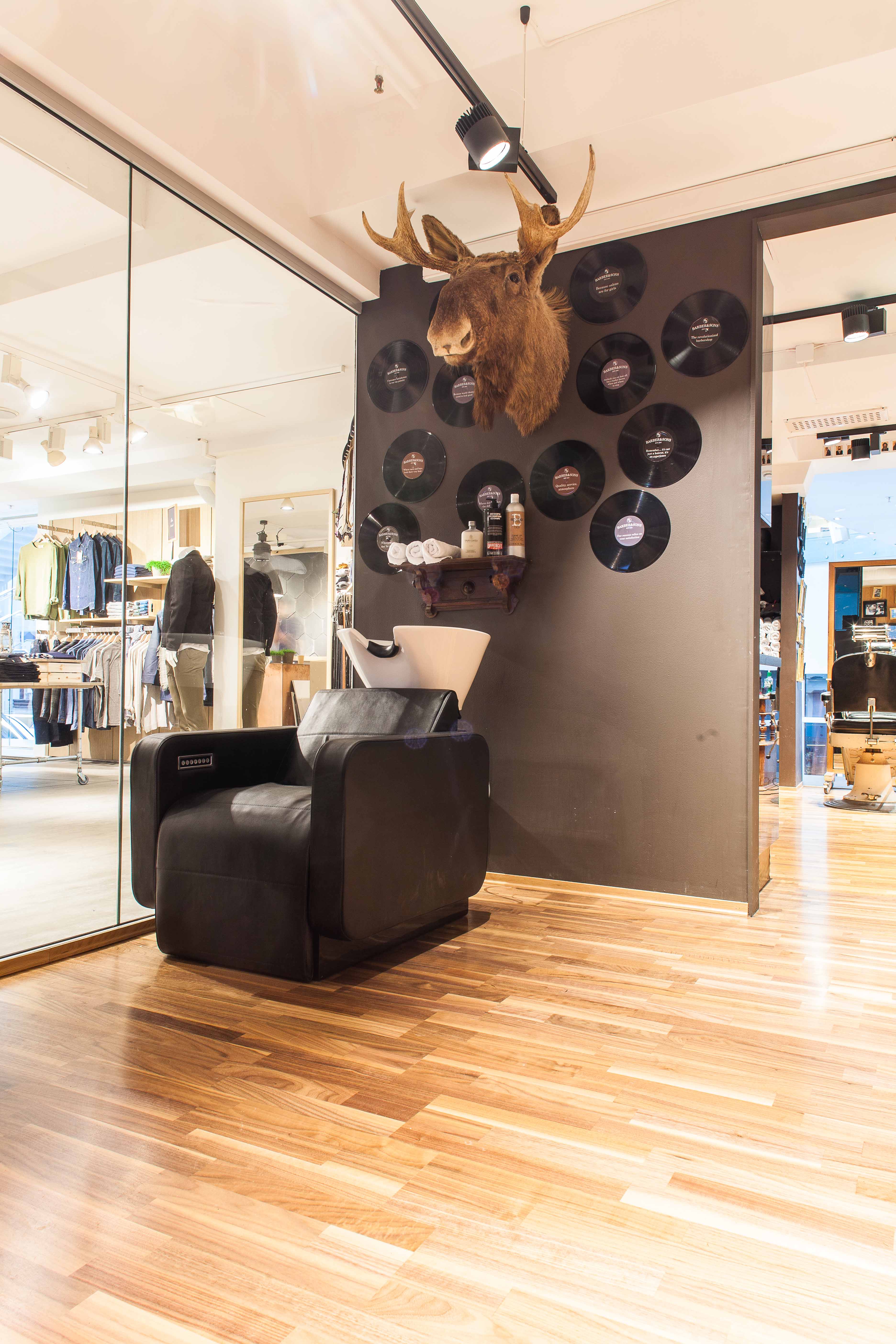 GOD OVERSIKT: Elgen f&oslash;lger godt med. Det kan den fordi hos H2 Barber and Sons i Trondheim er det satt opp en glassvegg til nabobutikken.