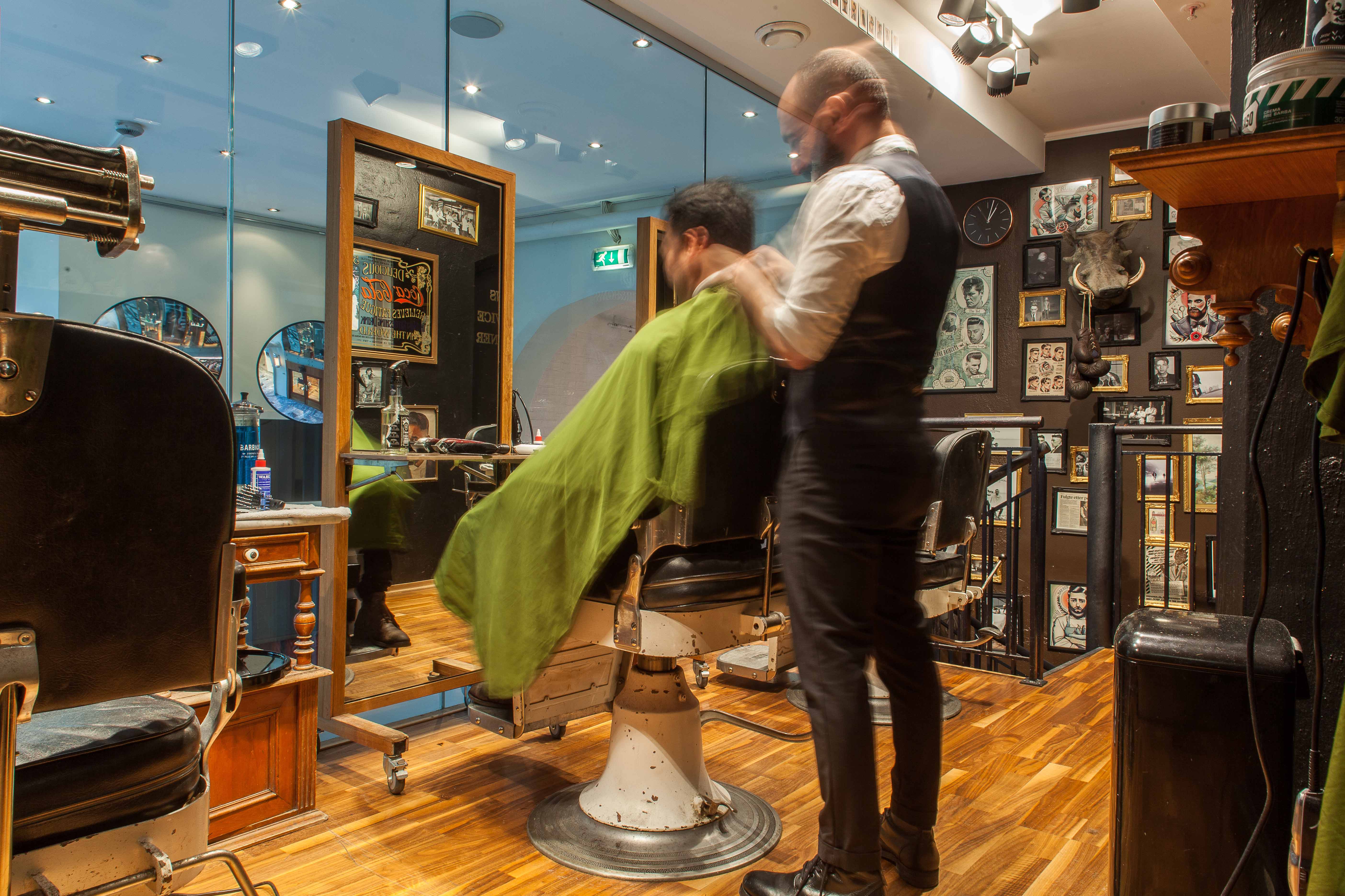 GLASSKLAR BARBERER: &minus; Hos H2 Barber and Sons i Trondheim har vi gjort alt med tak, gulv og vegger. Glassveggen mot klesbutikken gj&oslash;r at salongen virker st&oslash;rre. Klesbutikken bak glasset har ogs&aring; samme stil som barbersalongen, sier Lars Erik Saltr&oslash; h