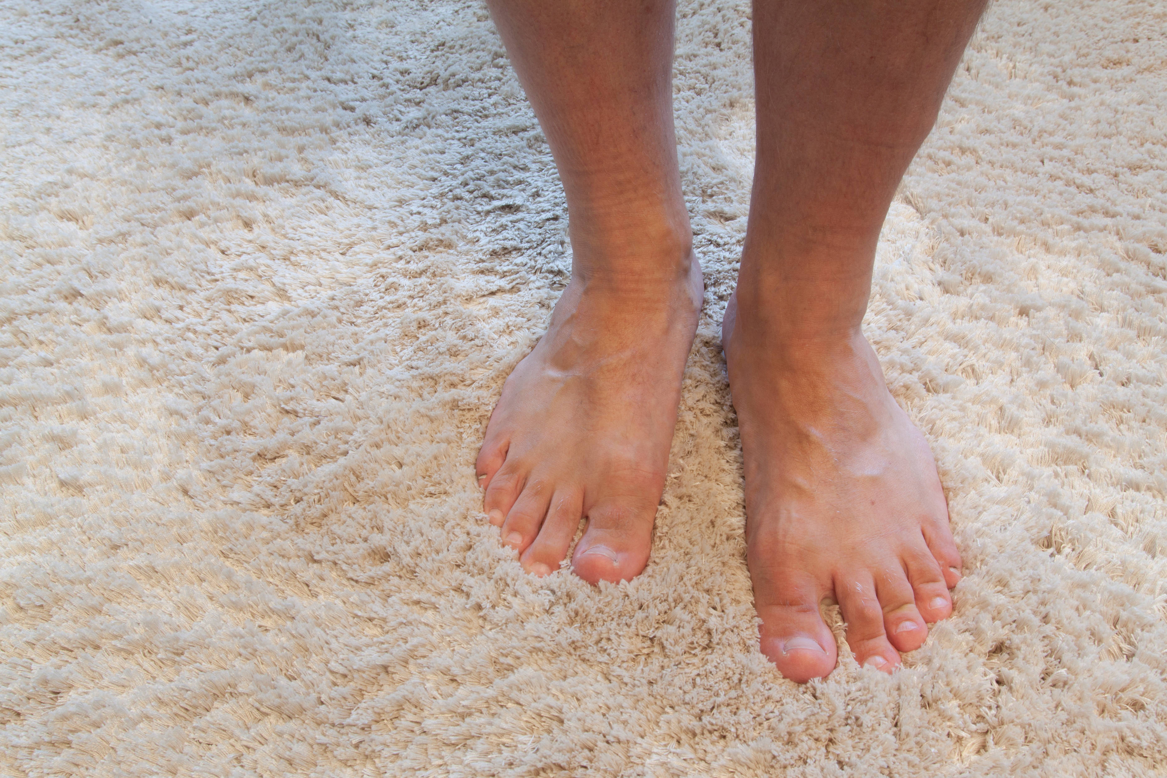 Det er en lun og god følelse å sette bare ben på et mykt teppe om morgenen.