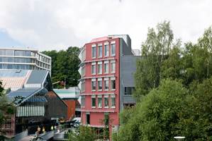 Bellonahuset på Grünerløkka i Oslo er bygget etter Passivhusstandarden. Hovedkontoret til miljøstiftelsen har fasade med integrerte solfangere.
