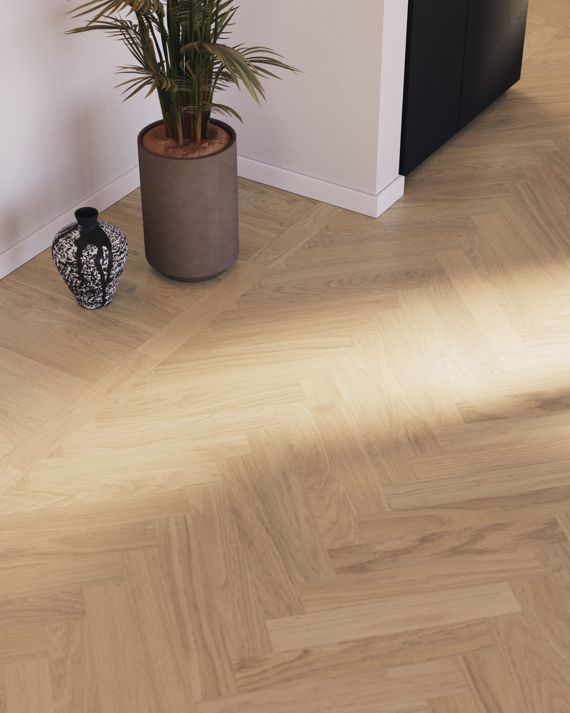 fiskebensgulv i treverk med blomsterpotte og vase på gulvet