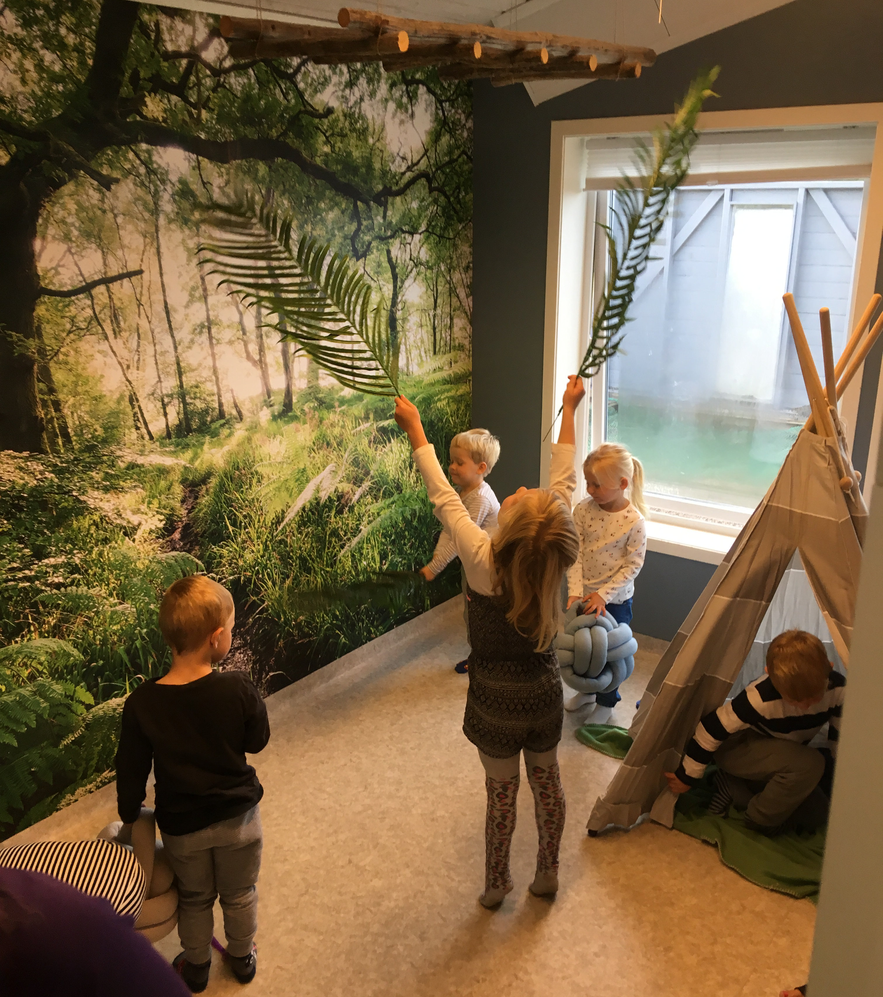 Fototapet og natur i barnehage