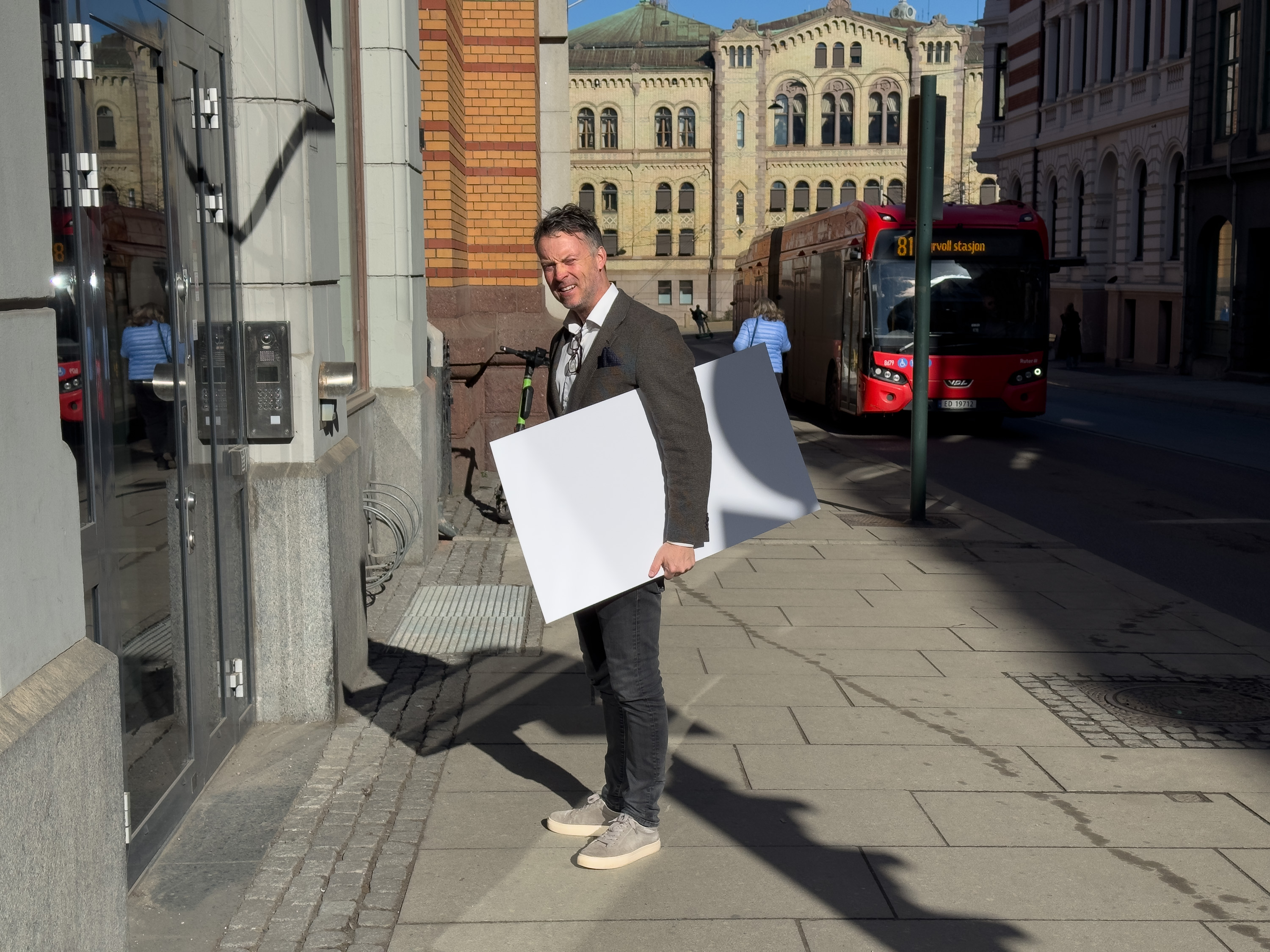 Steffen Eide, ansvarlig for Flügger Andelen i Norge poserer med en verdisjekk under armen.