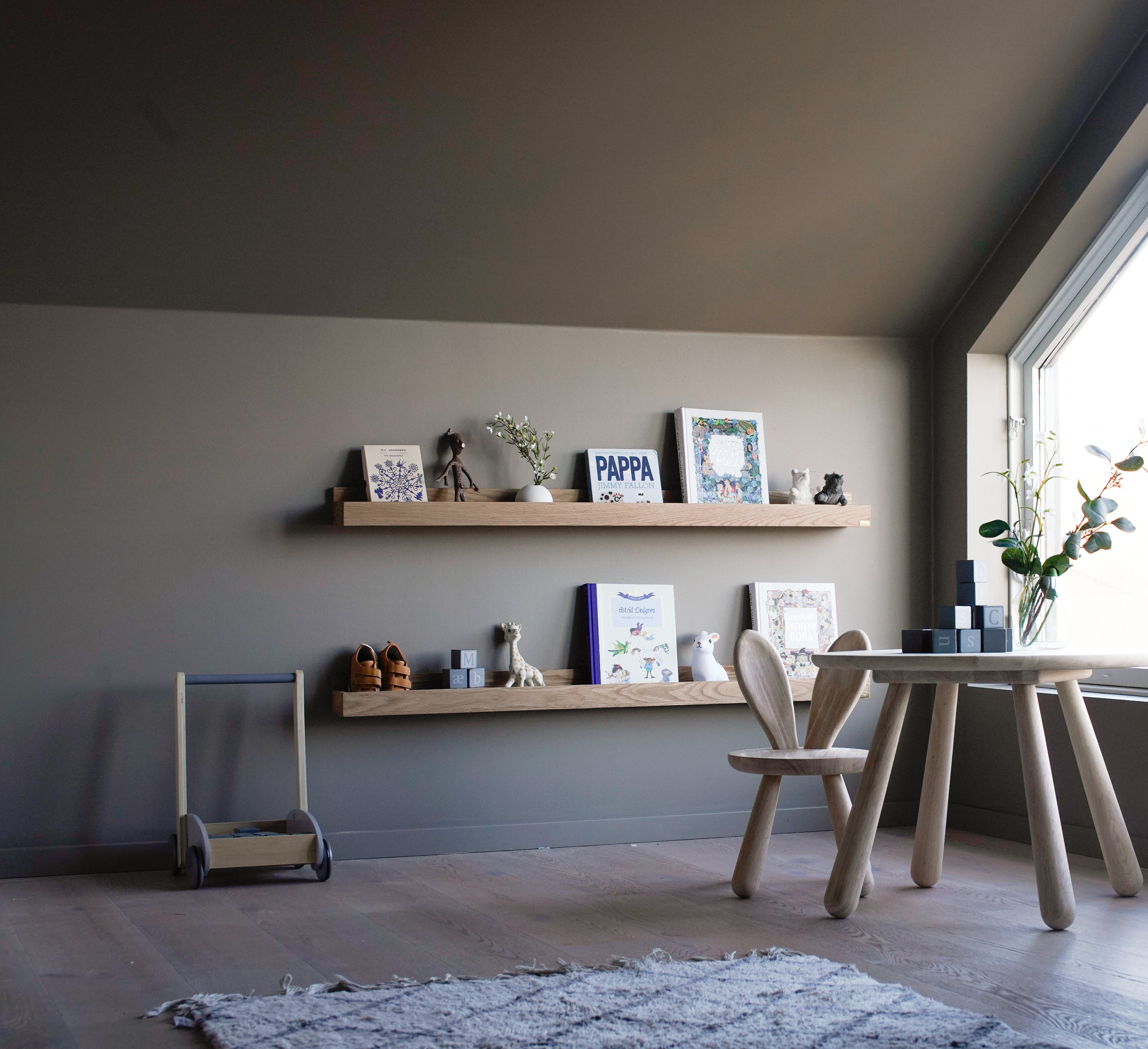 Jordfarger og grønt gjør huset lekent og lunt 