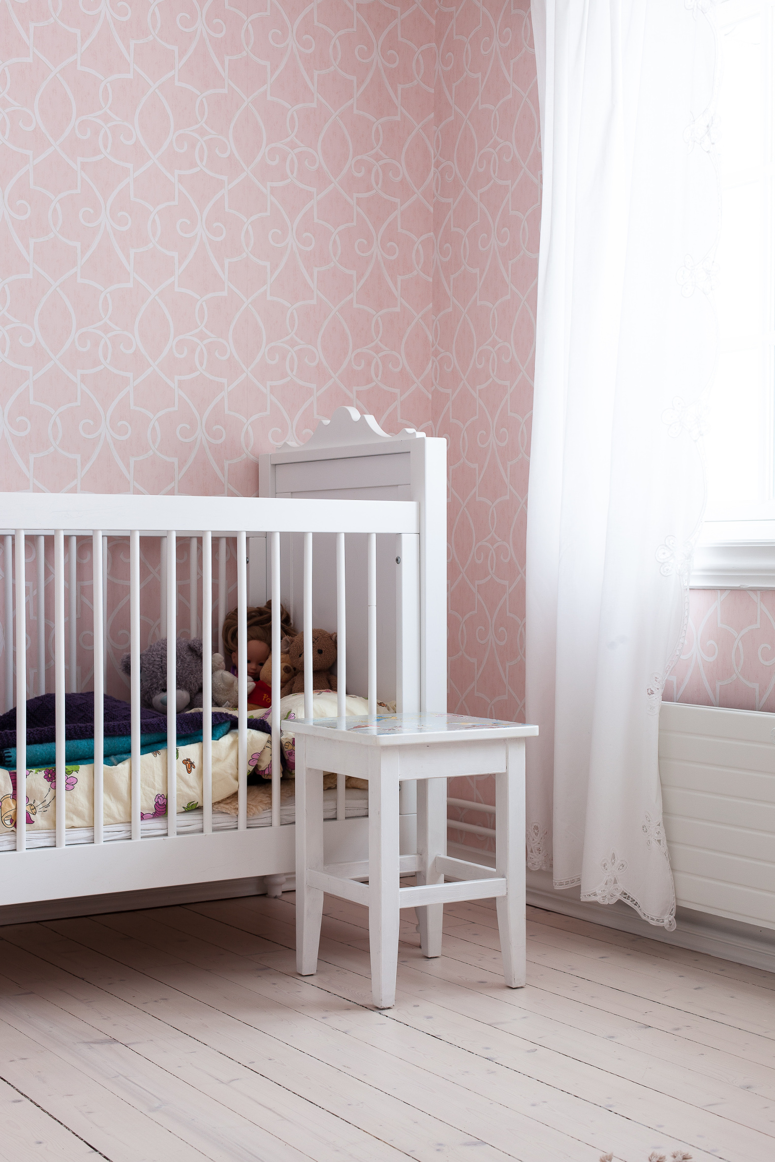 I motsatt ende av rommet venter en større seng når beboeren har vokst ut av sprinkelsengen.