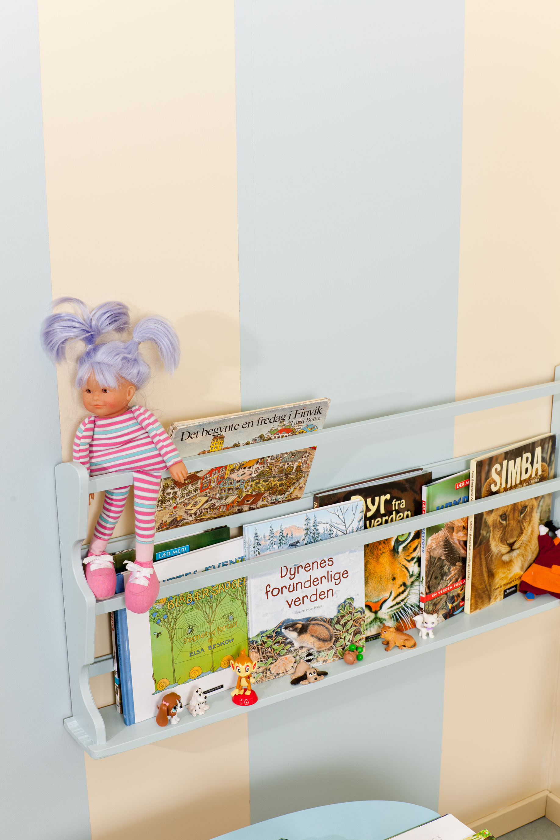 Tallerkenhyllens form gjør det enkelt å holde oversikten, i tillegg til at den er montert lavt på veggen. 