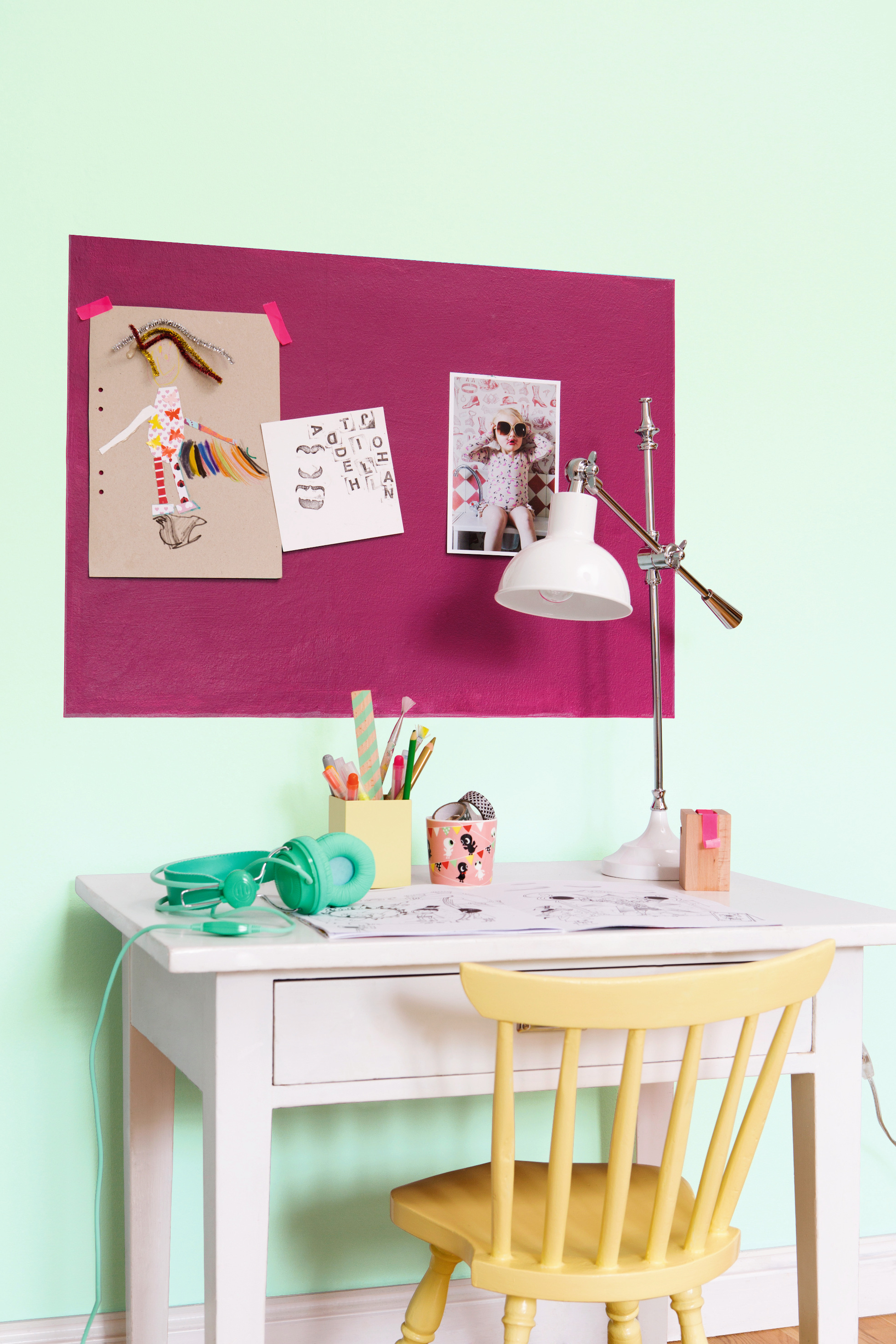 Fargen på den gule stolen heter 2584 Humble Buttercup, og oppslagstavlen er malt i fargen 3433 Happy Heather.