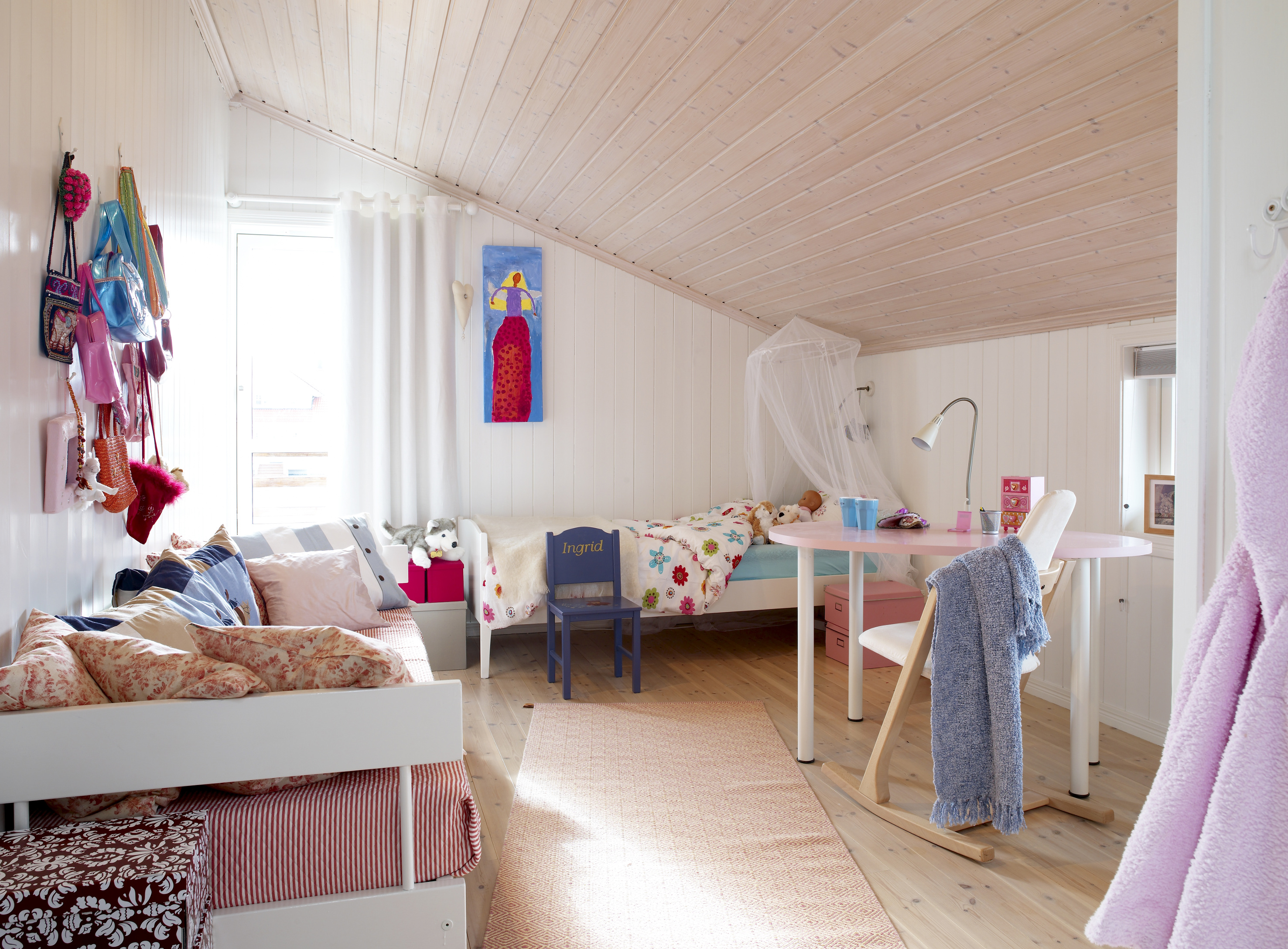Her ser vi at Ingrids rom er annerledes innredet enn søster Annas. Deres interiørønsker var  høyst forskjellige, men vegger, tak og gulv er identiske.