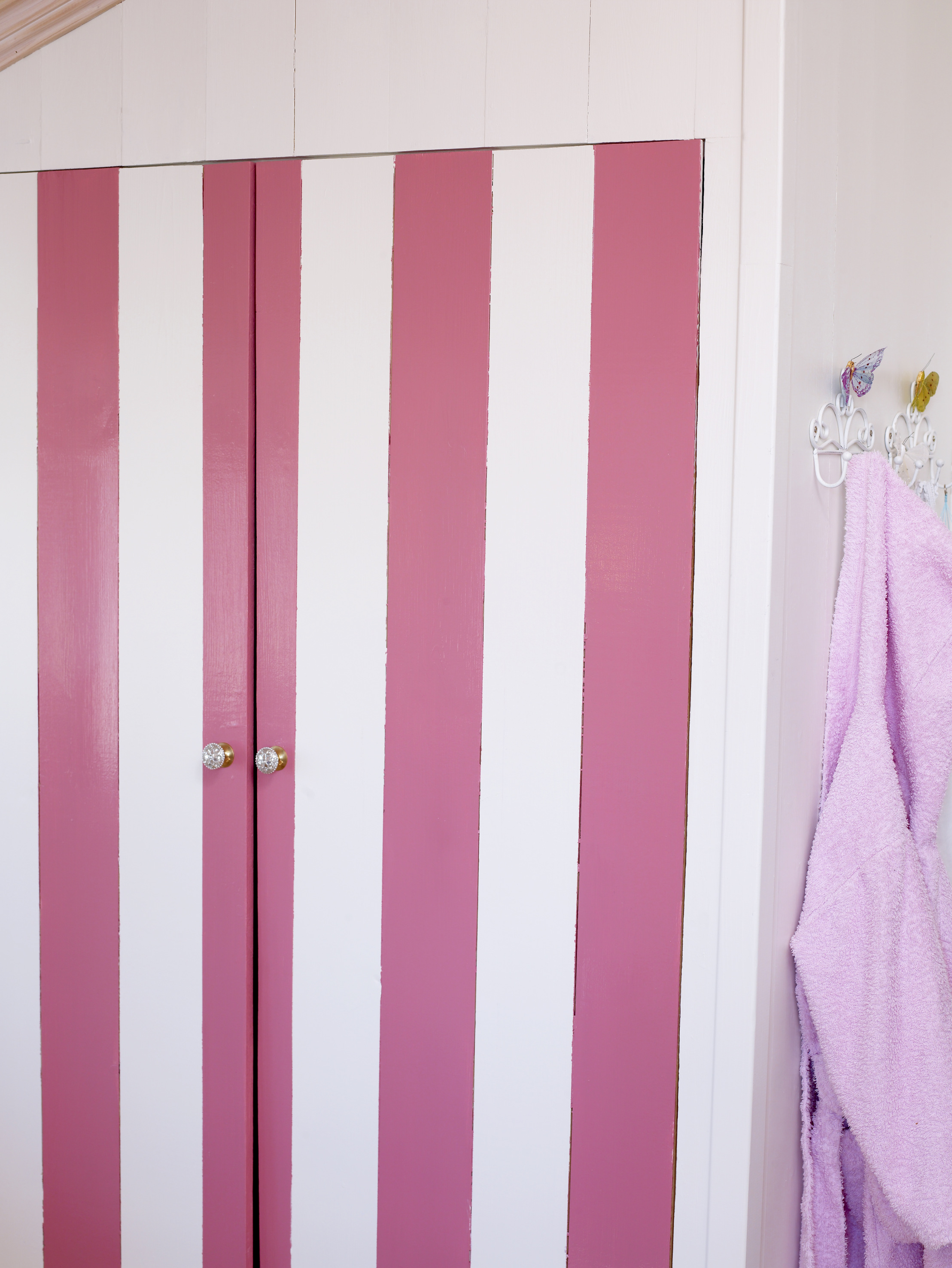 Her ser vi hvor effektfullt det er å male en anonym skapfront. De rosa og hvite stripene går igjen i skrivepulten inne hos Anna.